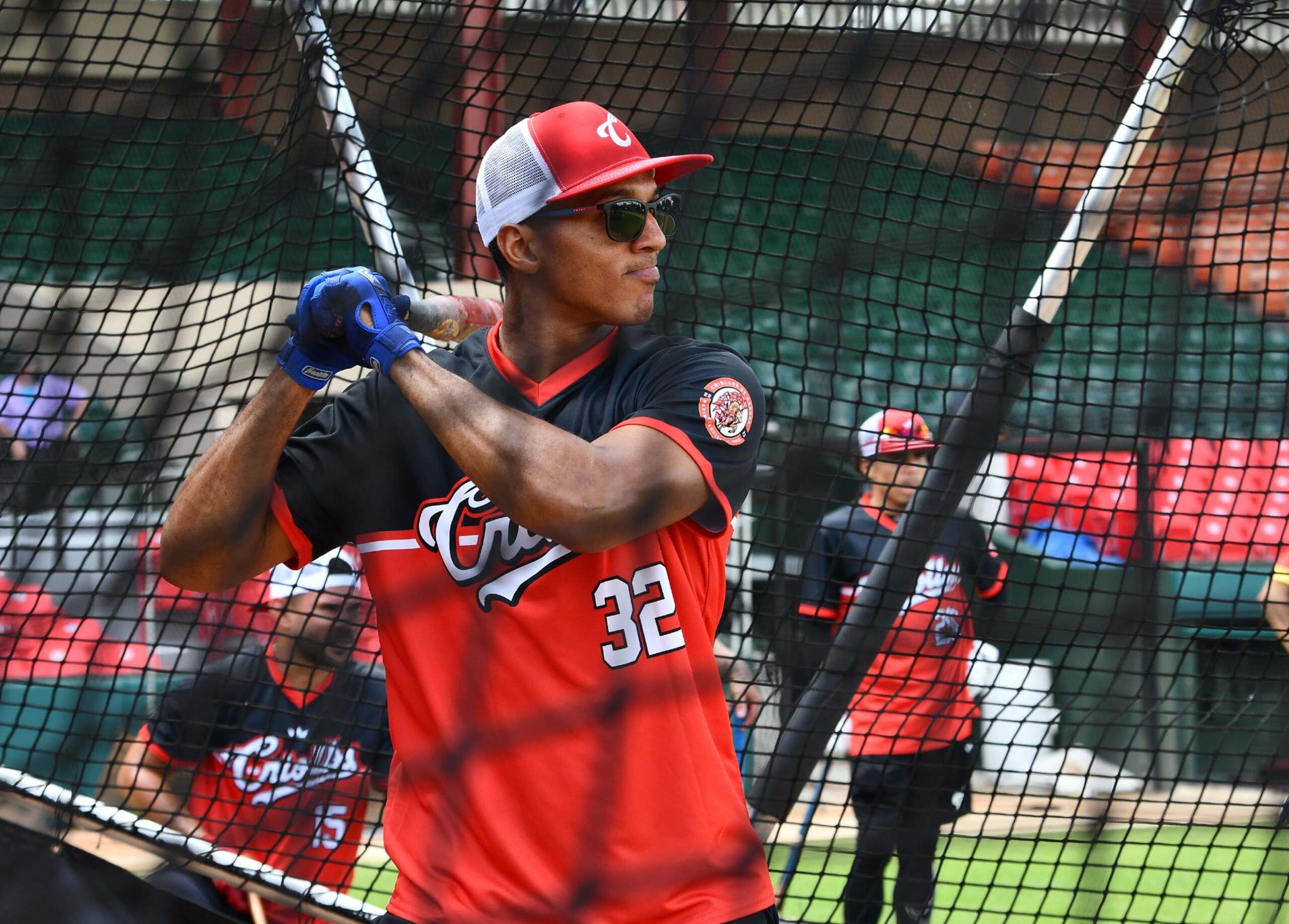 Johneshwy Fargas, estrella de los Criollos de Caguas, toma práctica de bateo en el primer día de entrenamientos de los campeones defensores.