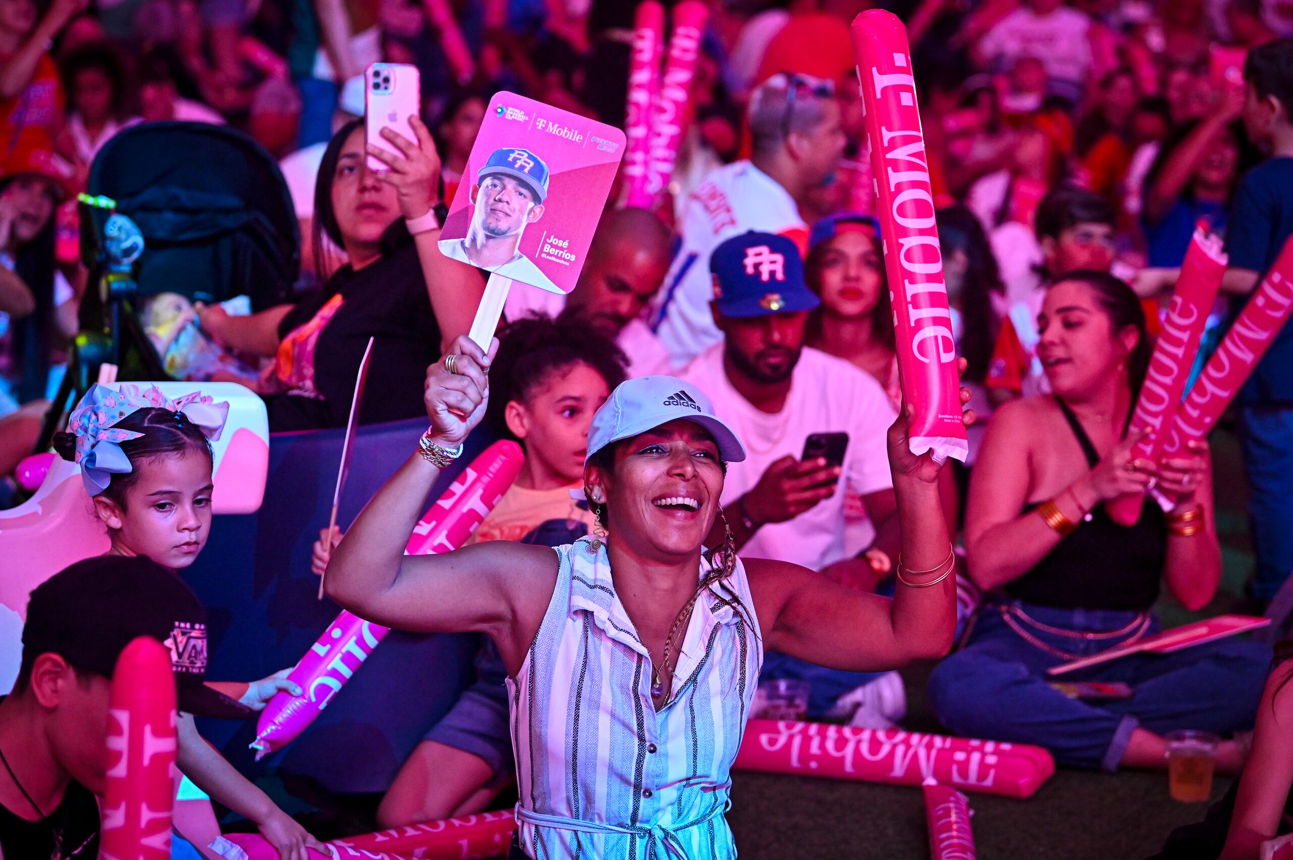 Si bien Lindor y compañía festejaba la entrega del público boricua anoche en Miami, también miles en la Isla no dejaron de apoyarles, entre estos muchos que fueron a ver el partido en el Distrito T-Mobile.