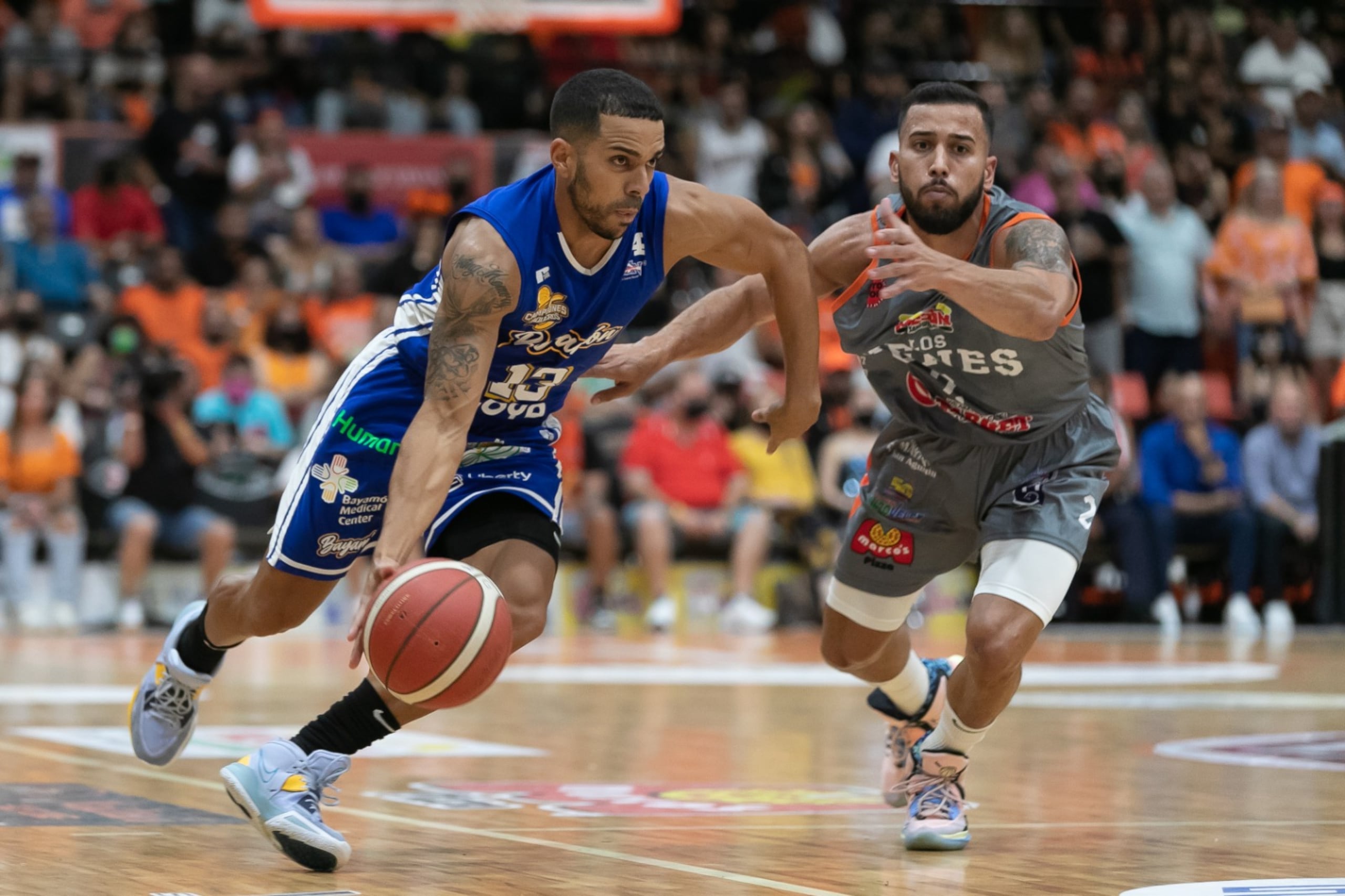 Ángel Rodríguez, de los Vaqueros de Bayamón, maneja el balón contra Tjader Fernández, de los Atléticos, durante el segundo juego de la final del BSN el miércoles en San Germán.