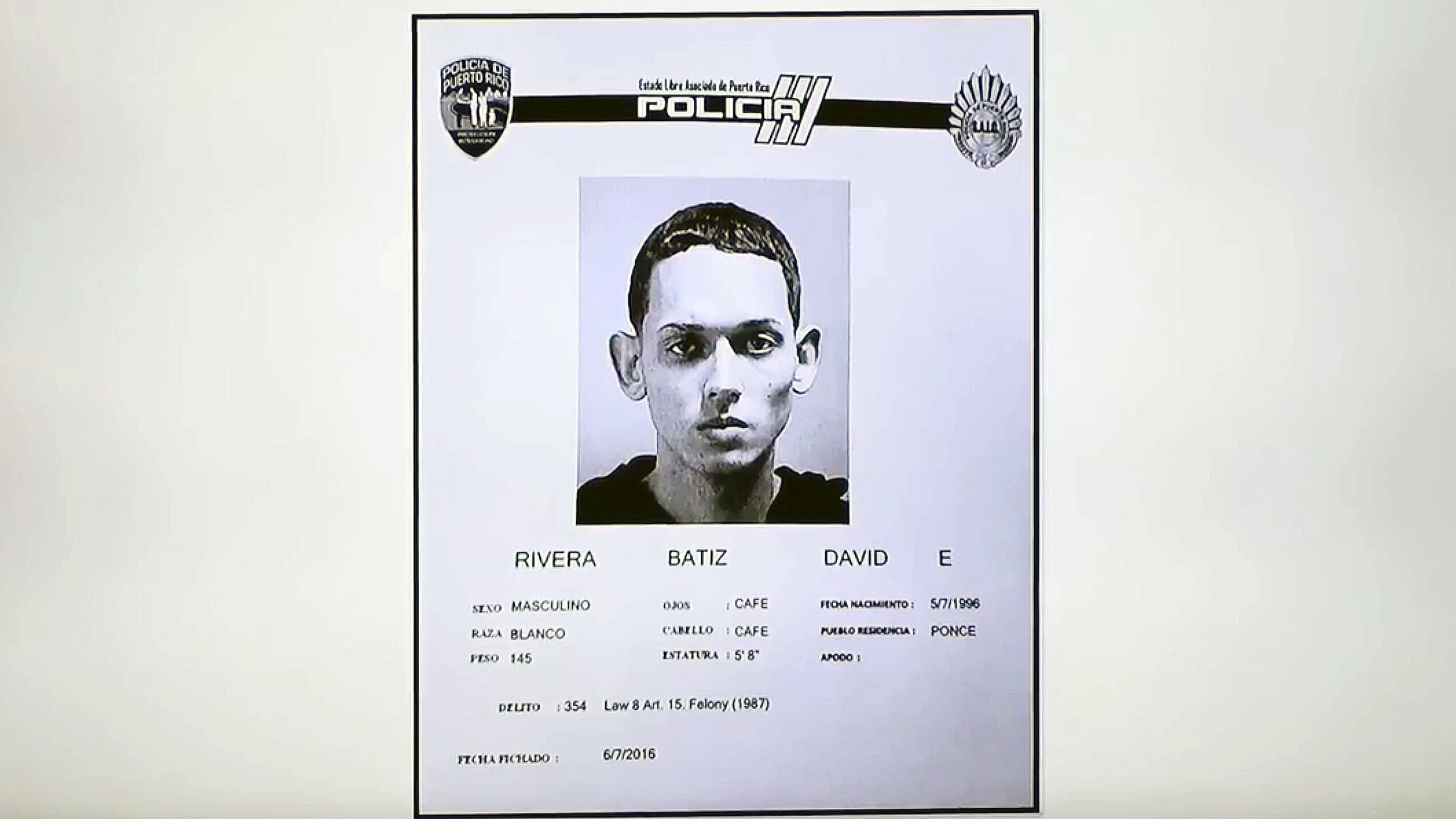 Ficha policiaca de David E. Rivera Batiz, quien asesinó a tres policías.