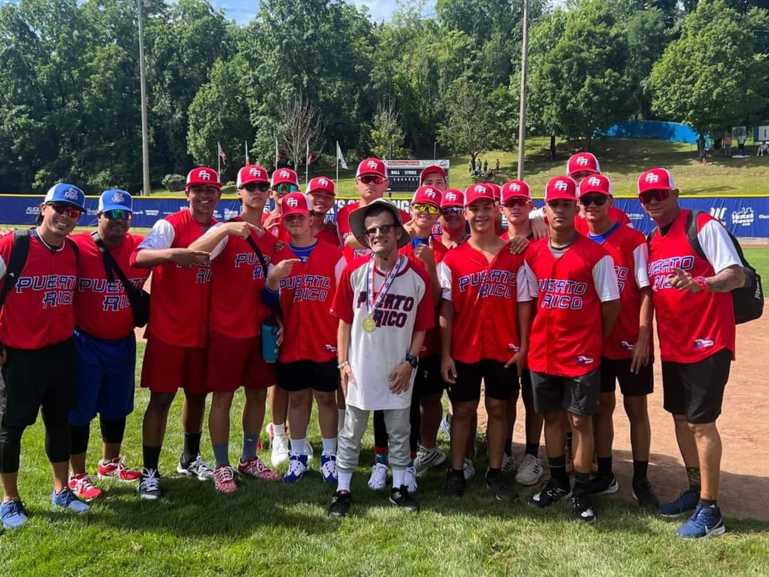 Luis Matos hijo, segundo desde la derecha hacia la izquierda, con gafas, vive hoy en día la misma experiencia que vivió su padre en el 1993 al jugar en la Serie Mundial de la Pony.