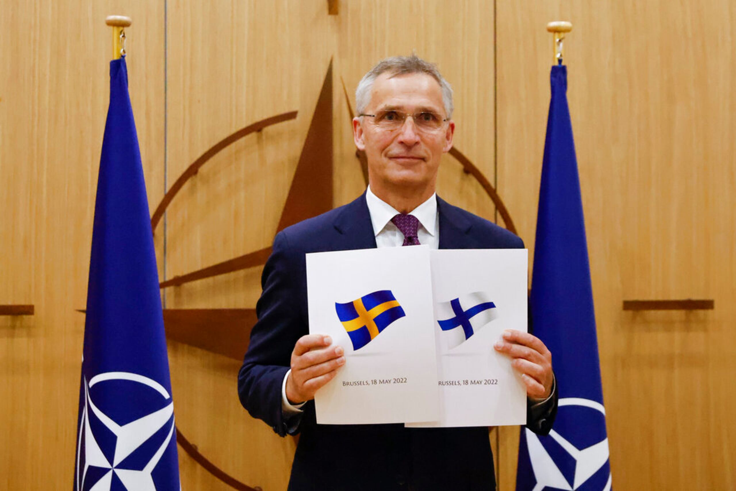 El secretario general de la OTAN, Jens Stoltenberg, muestra documentos en el momento que Suecia y Finlandia solicitaron su ingreso a la alianza este 18 de mayo en Bruselas, Bélgica.