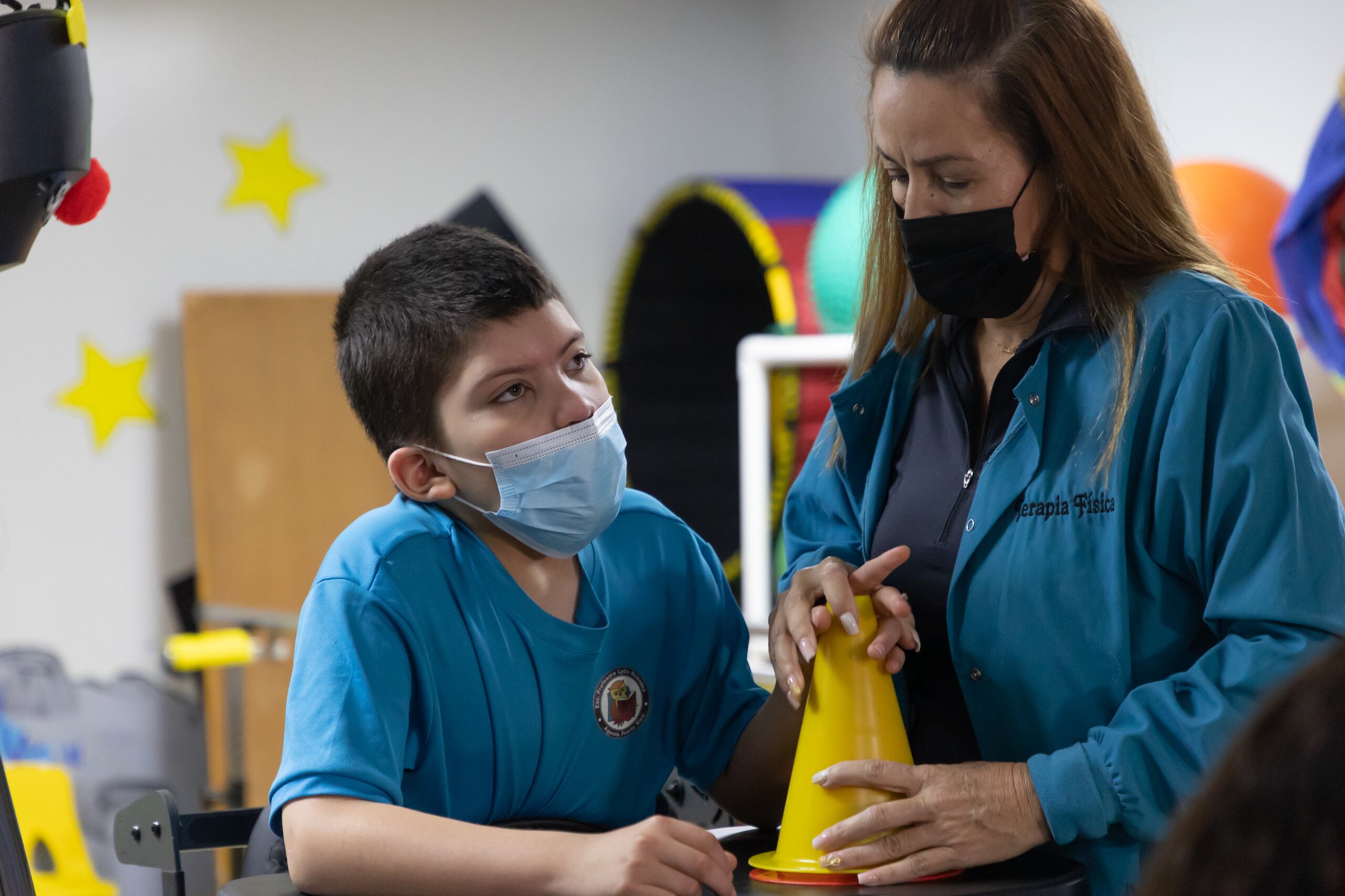 Desde sus tres años de edad, el niño -que nació con hidrocefalia- recibe terapias  Centro de Ayuda y Terapia al Niño con Impedimento, Inc. (AYANI) en Moca.