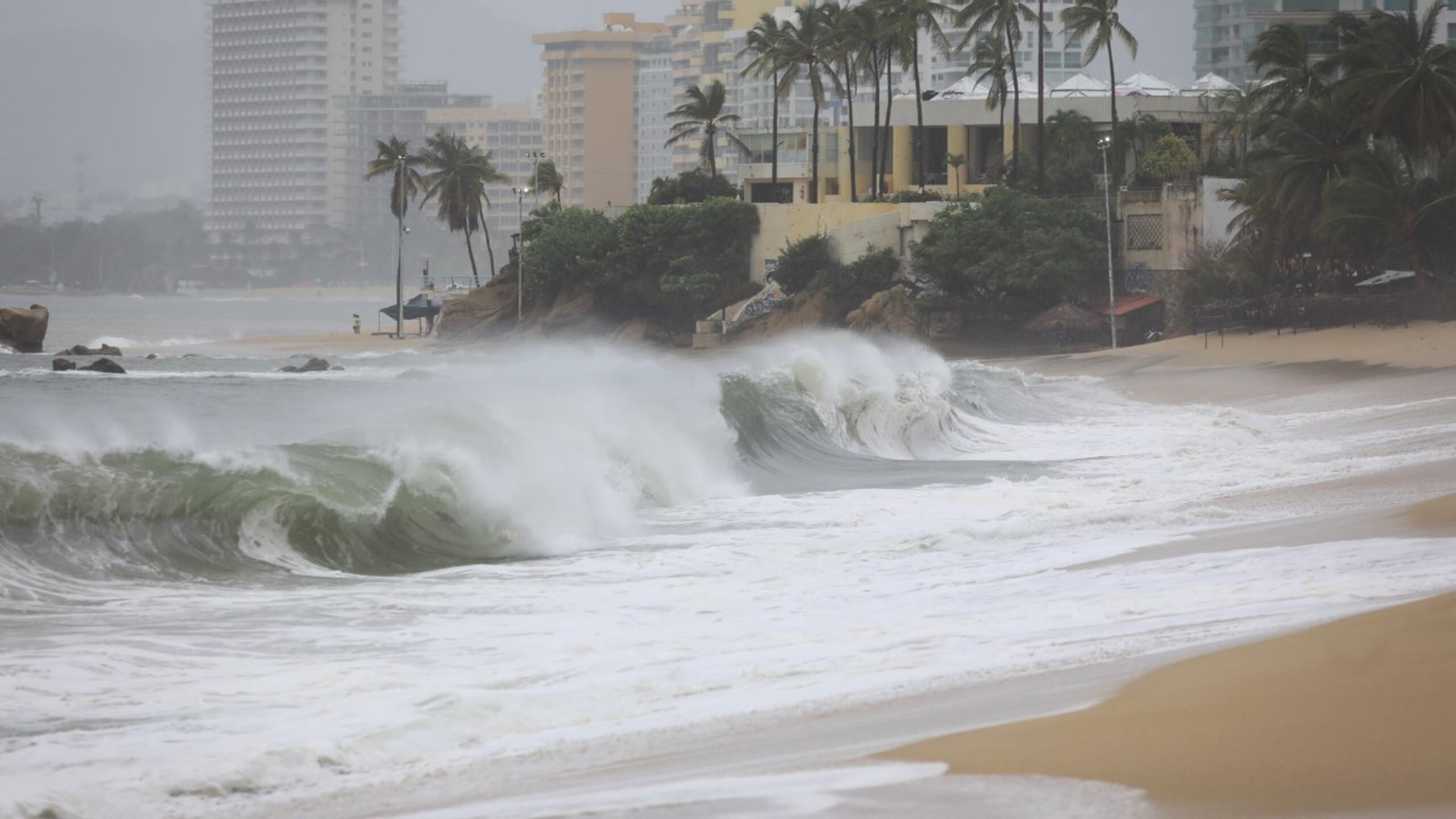 Prácticamente, toda la costa oeste, norte y este estarán experimentando fuerte oleaje, pero también el sur debe estar alerta, así como las islas municipio de Vieques y Culebra.