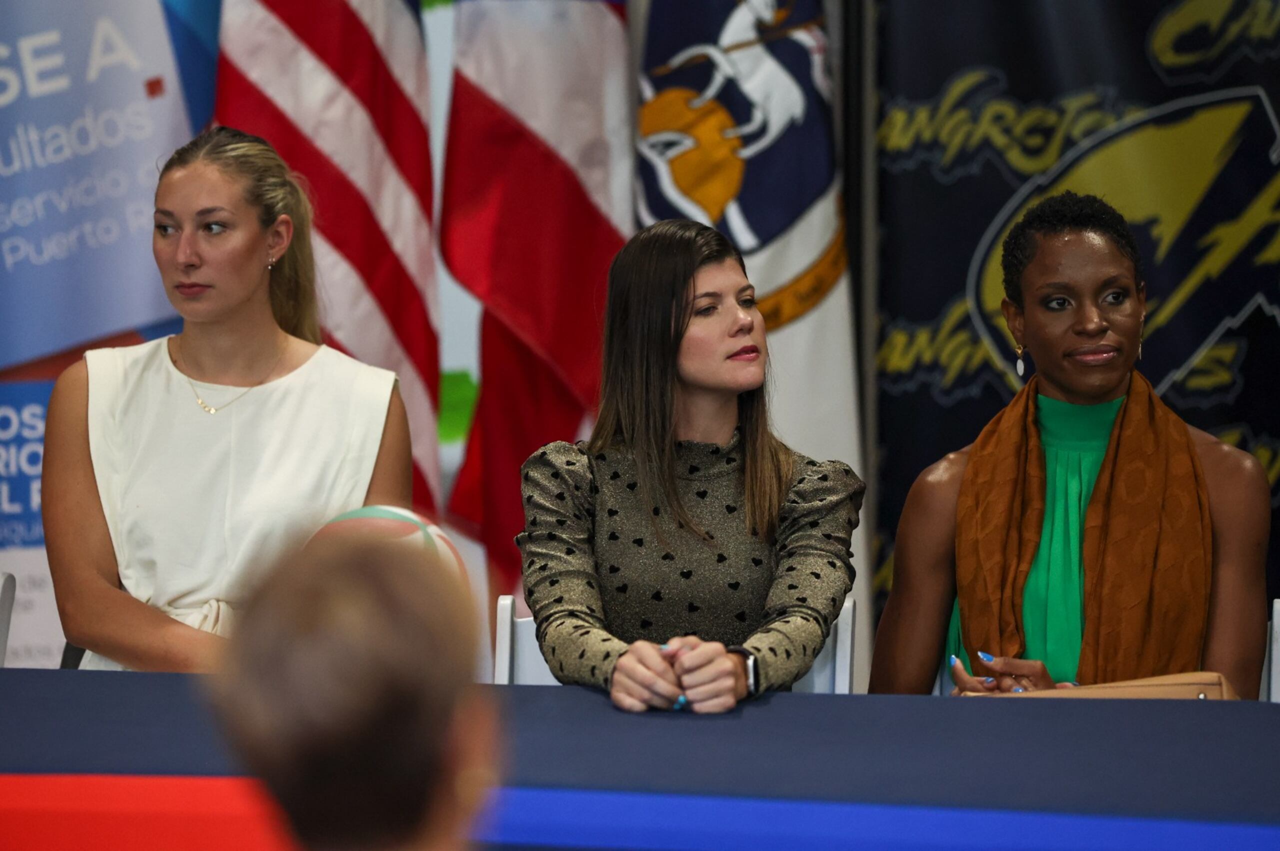 La refuerzo Madison Kubik, la líbero Debora Seilhamer y la central Dulce María Téllez fueron presentadas en la conferencia de prensa de las Cangrejeras de Santurce en el Voleibol Superior 2023.