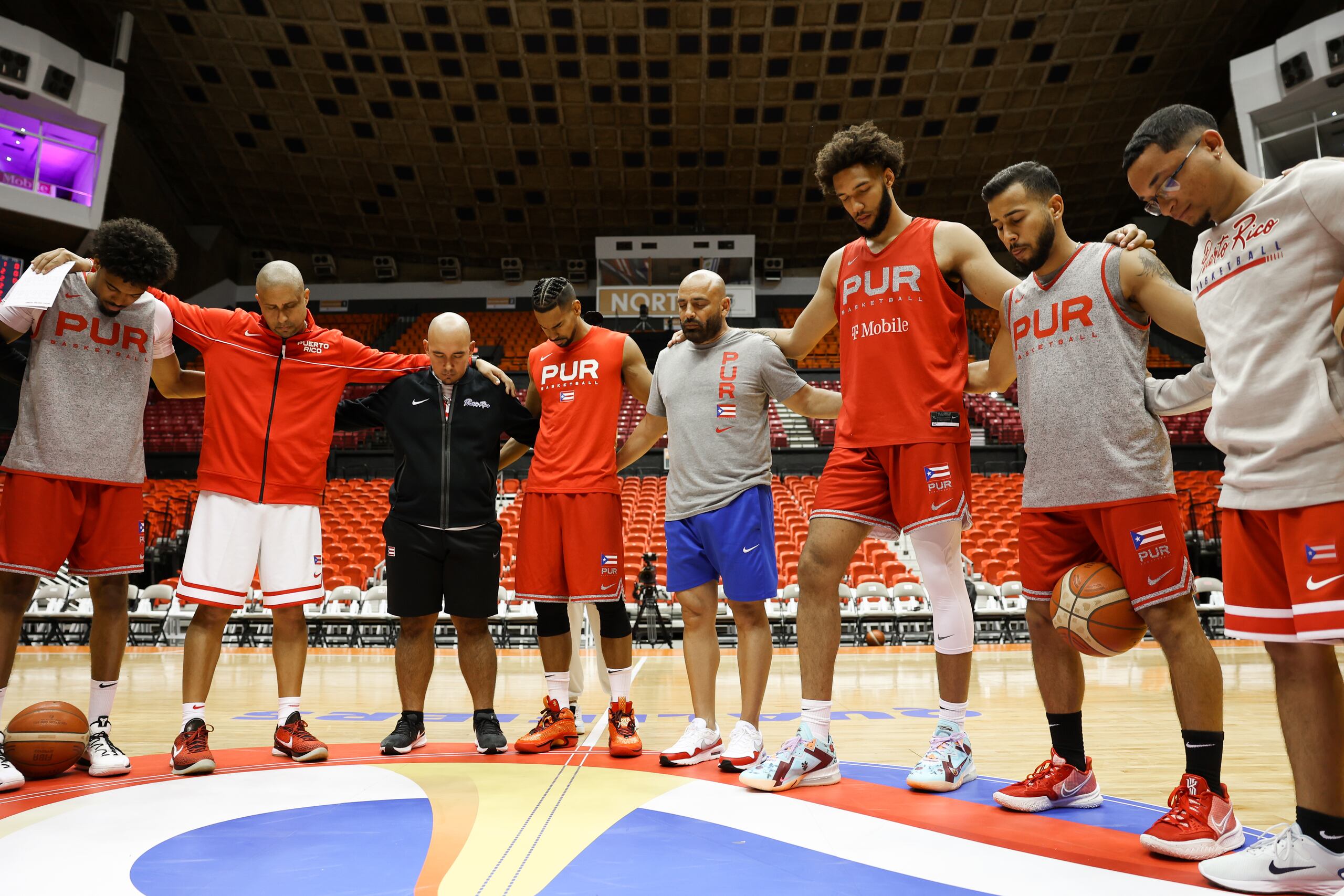 Los integrantes del Equipo Nacional participan de una oración antes de su entrenamiento  hoy para el juego del lunes ante Uruguay.