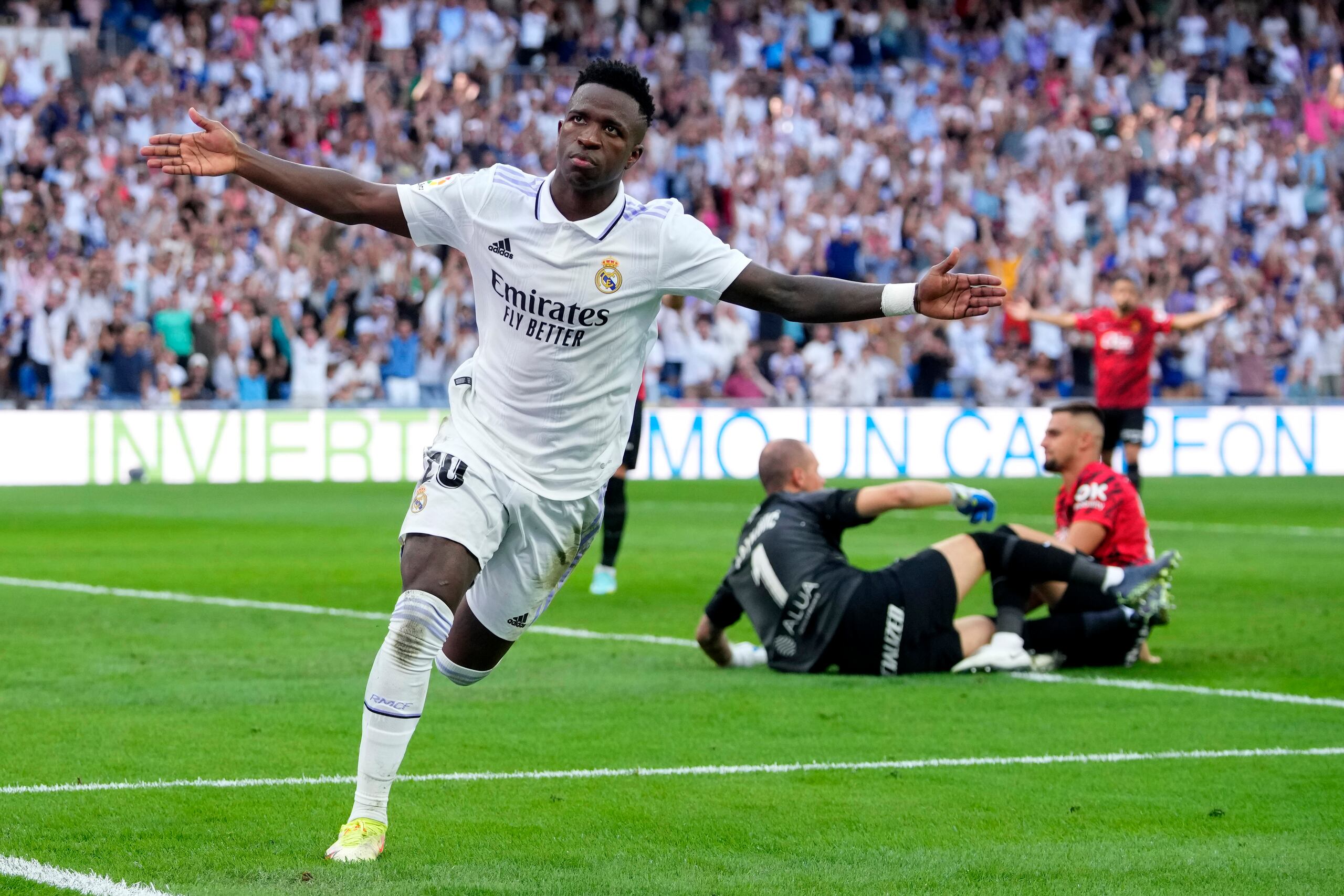 Vinicius Junior celebra tras anotar el segundo gol del Real Madrid en la victoria 4-1 ante Mallorca en la Liga española.