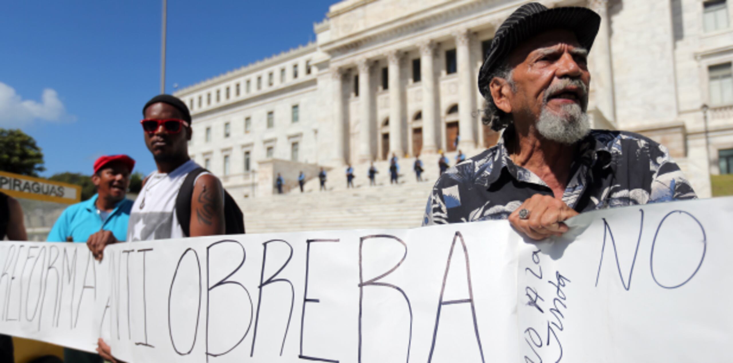 Los participantes gritaban estribillos que tildaban de atropello a la reforma laboral. (juan.martinez@gfrmedia.com)