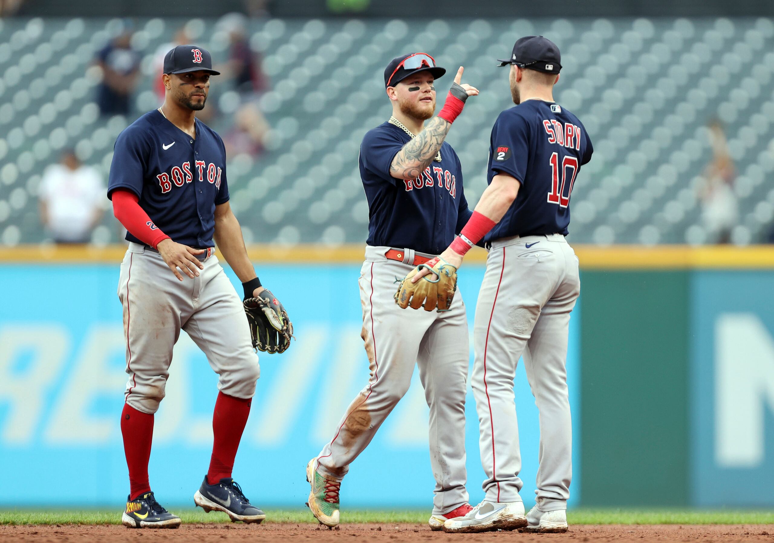 Xander Bogaerts, Alex Verdugo y Trevor Story celebran el triunfo 8-3 sobre los Guardians hoy domingo.