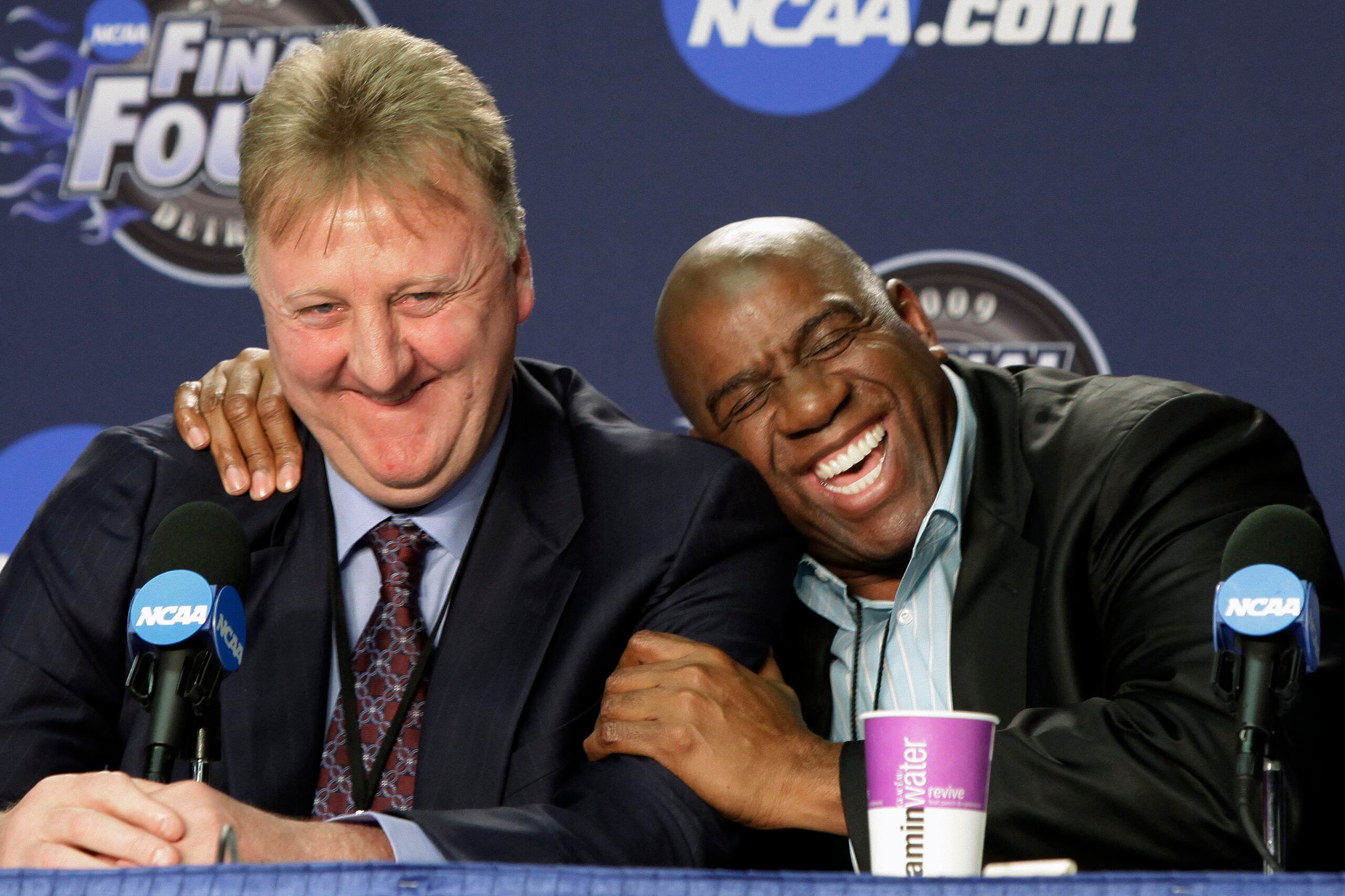 Larry Bird y Magic Johnson fueron los pilares del levantamiento que tuvo la NBA en la década del 1980. Antes que sus grandes duelos acapararan la atención mundial, la NBA estaba en precario y con destino casi seguro hacia la extinción como liga.