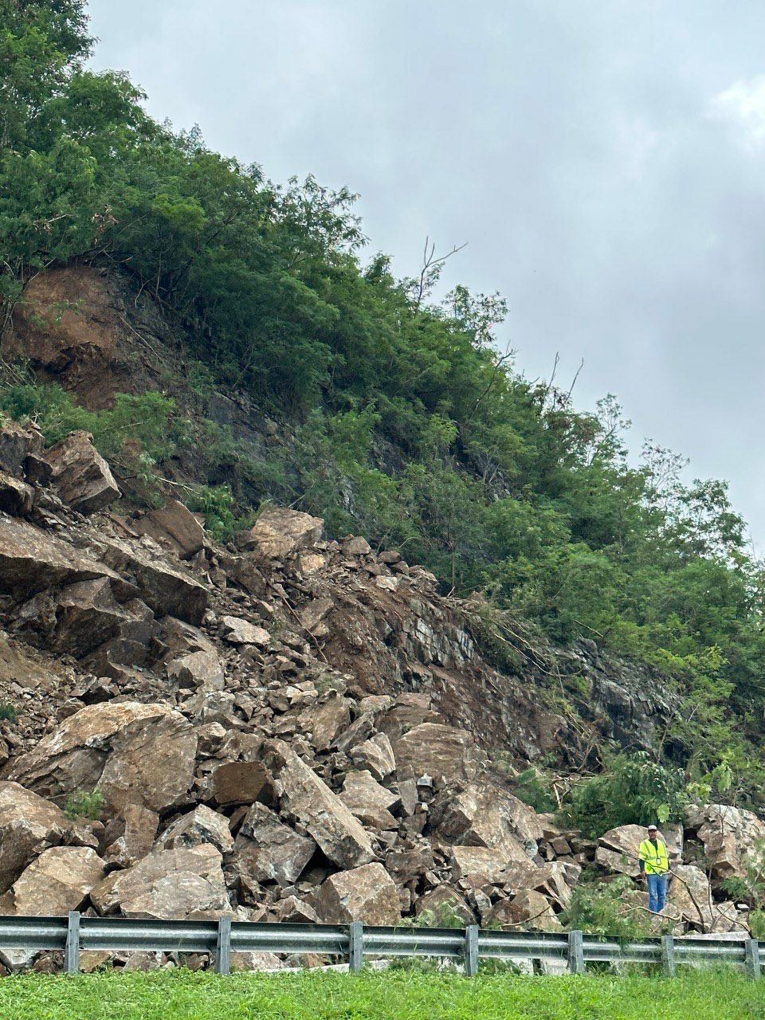 Algunas de las rocas que cayeron sobre el pavimento son de hasta 10’x10’ y 10’x15’.