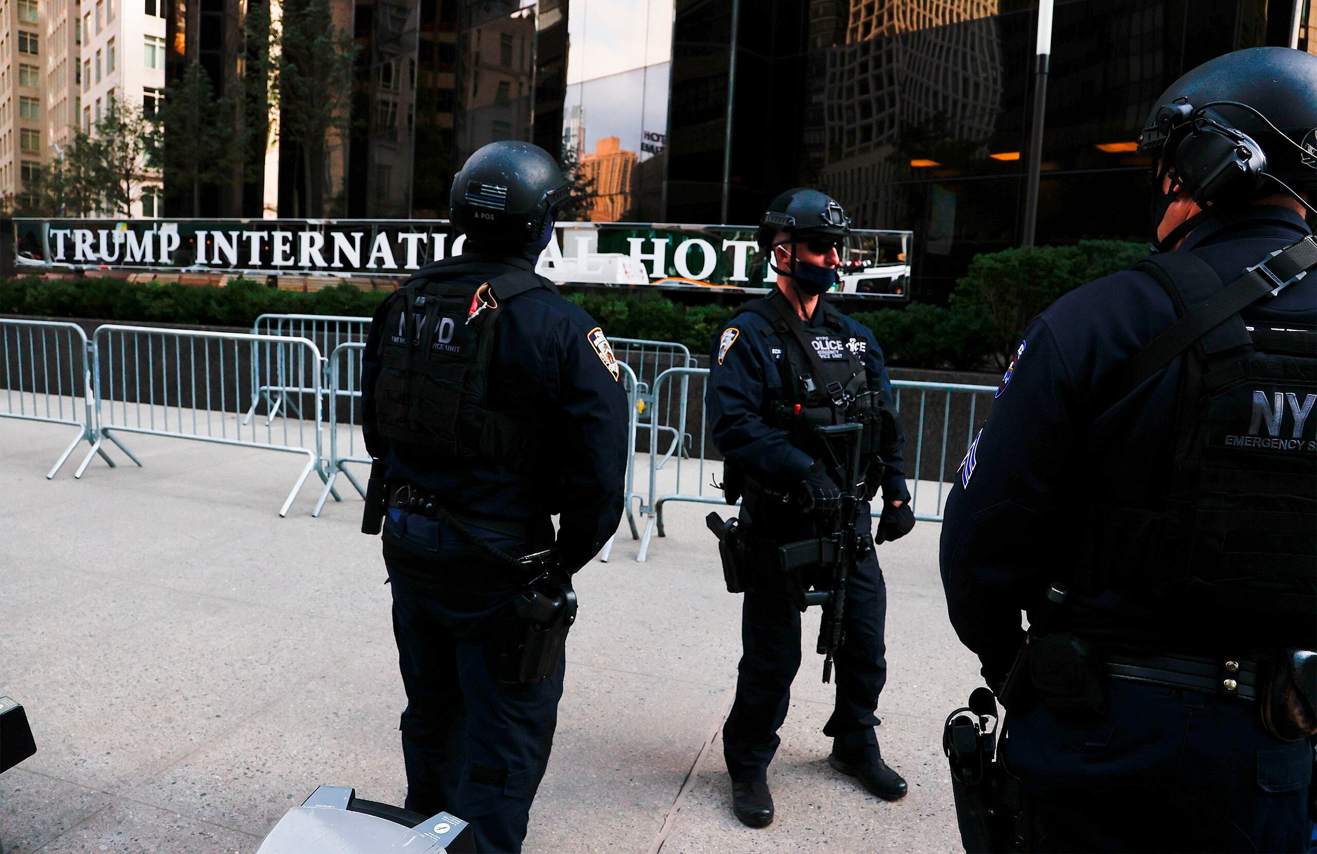 Agentes de la Unidad de Emergencias del Departamento de Policía de Nueva York presta guardia afuera de la Torre Trump y los edificios adyacentes, en Nueva York (EE.UU.).