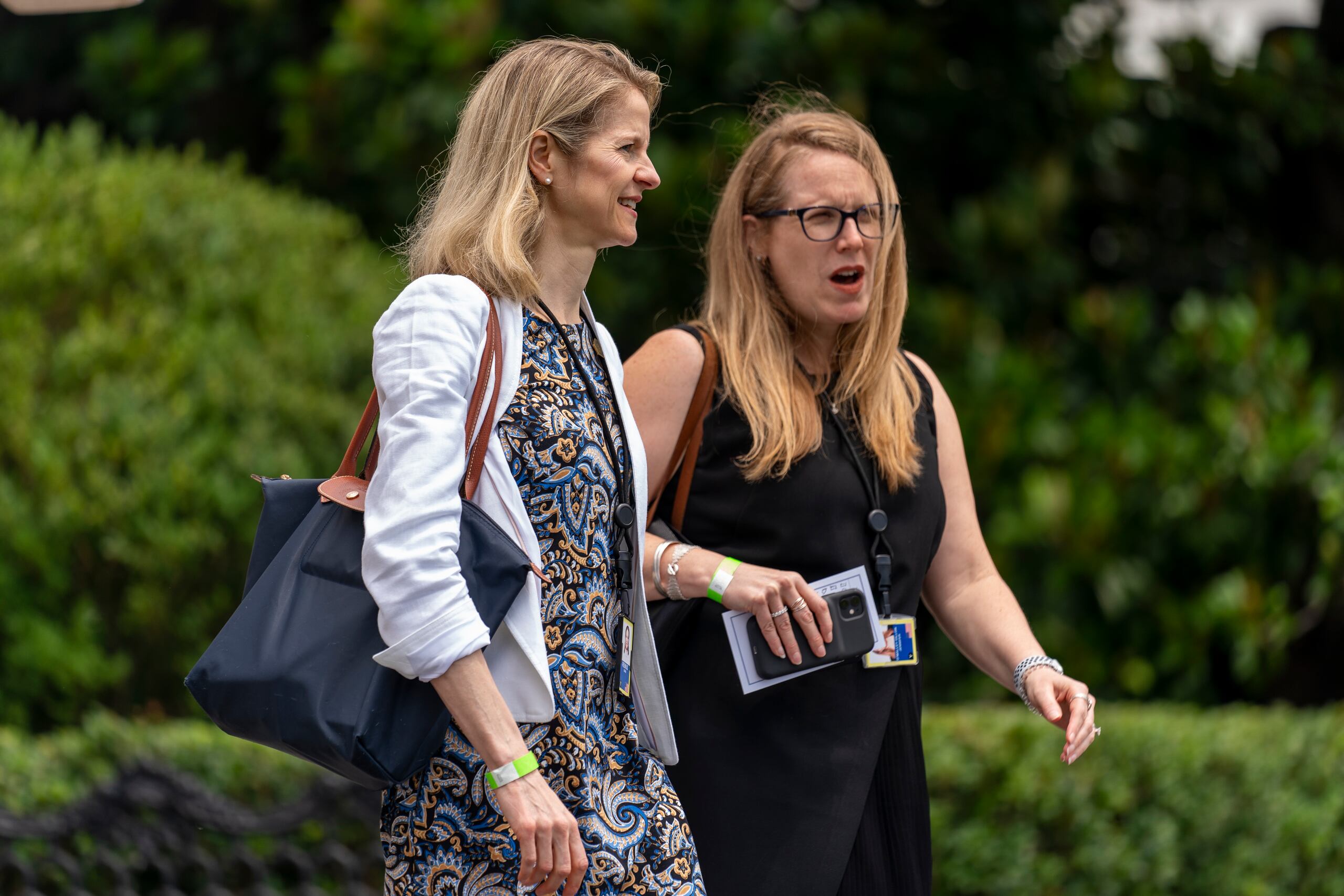 Dana Remus, asesora legal de la Casa Blanca (i) y la subsecretaria de la presidencia  Jen O'Malley Dillon (d) en Washington el 13 de julio del 2021. (Foto AP/Andrew Harnik, File)