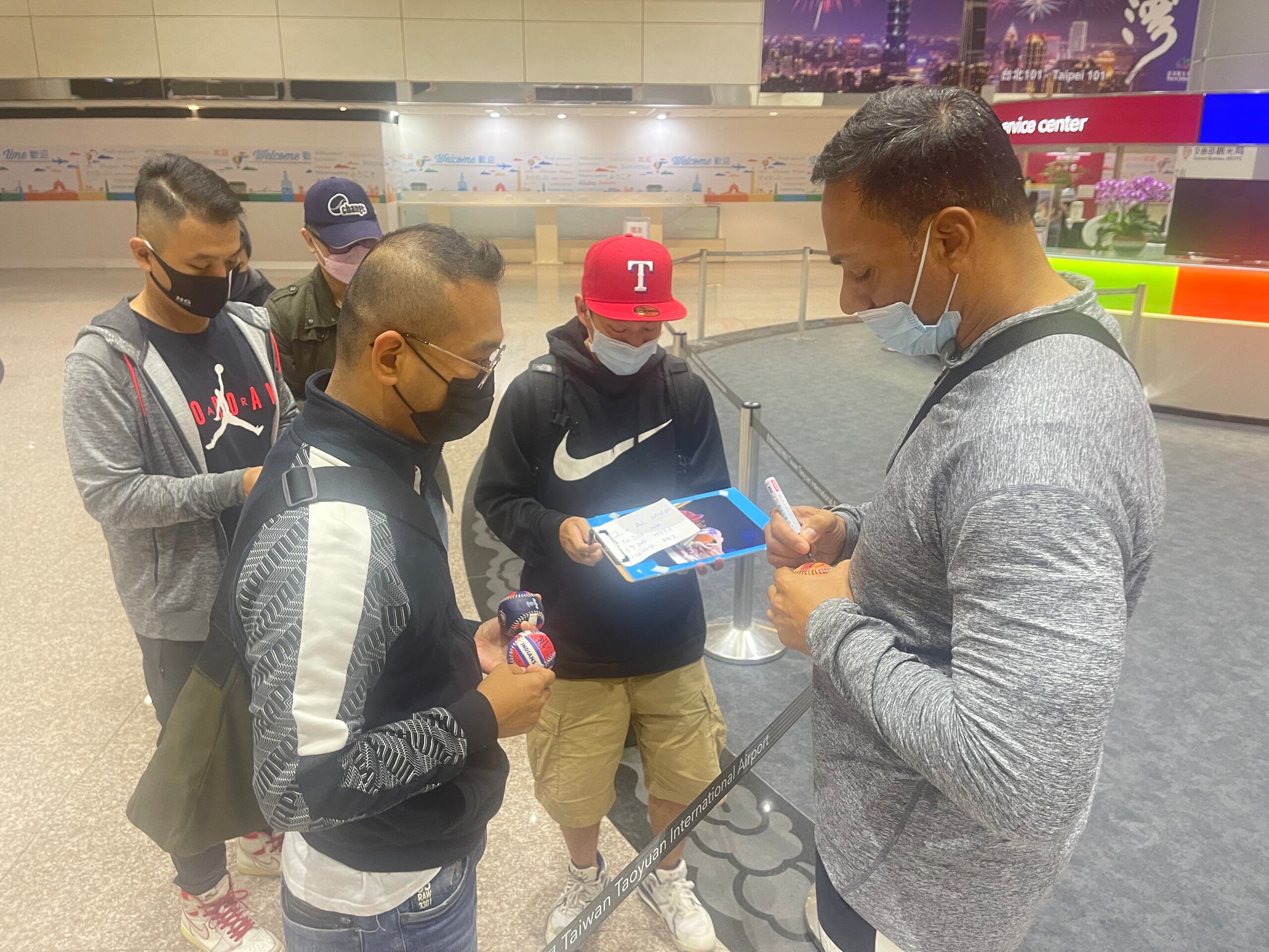 El dirigente de la Selección Nacional Sub 23, Juan 'Igor' González fue recibido por fanáticos que lo buscaron para lograr conseguir su autógrafo.