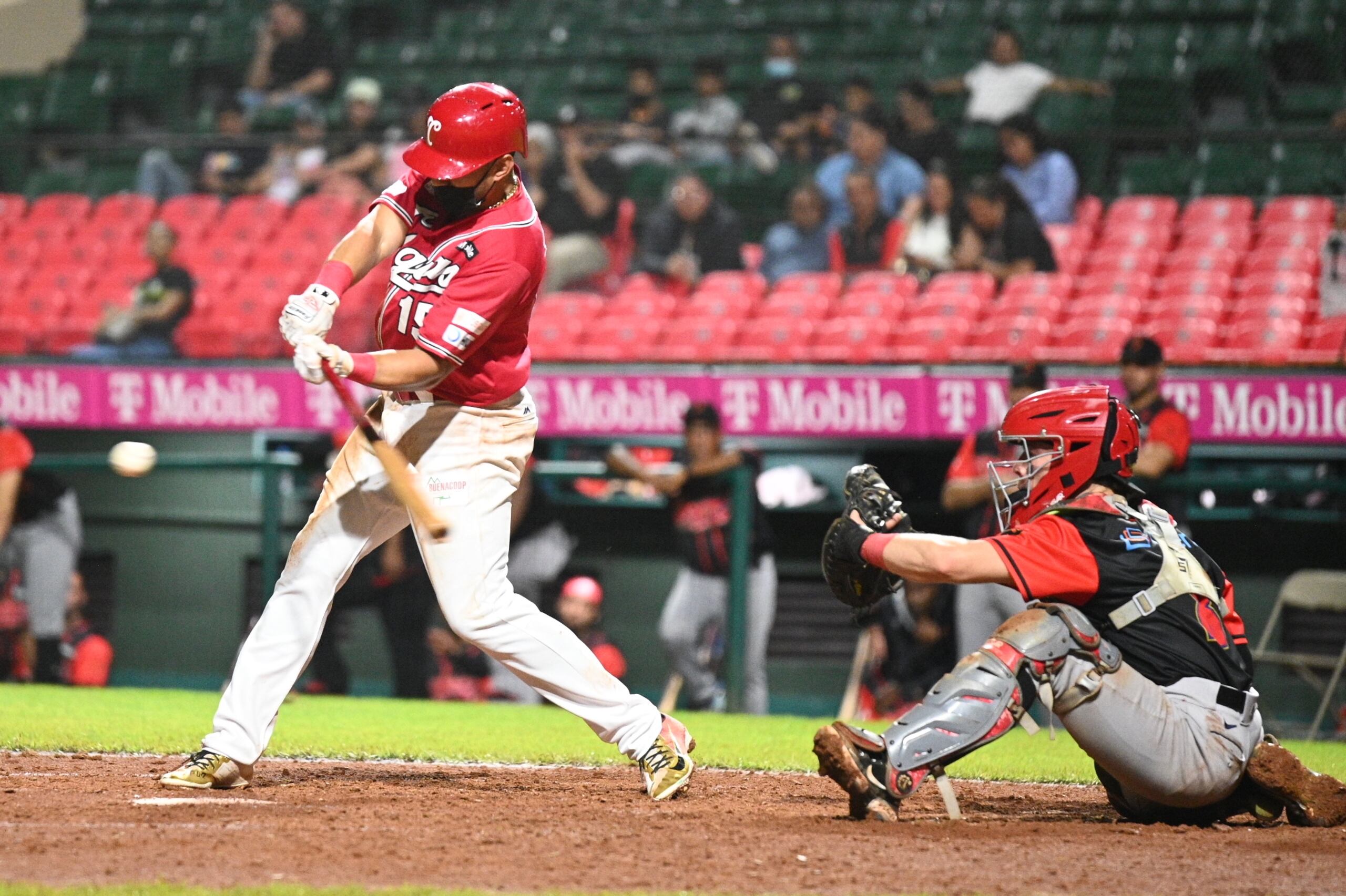 Reymond Fuentes bateó de 3-2 por los Criollos de Caguas.