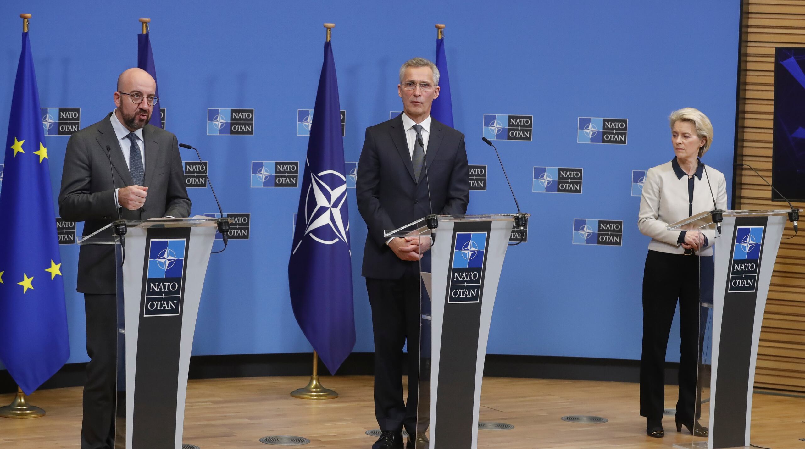 El presidente del Consejo Europeo, Charles Michel, el Secretario General de la OTAN, Jens Stoltenberg, y la presidente de la Comisión Europea, Ursula von der Leyen, es una comparecencia conjunta este jueves en Bruselas. EFE/EPA/STEPHANIE LECOCQ