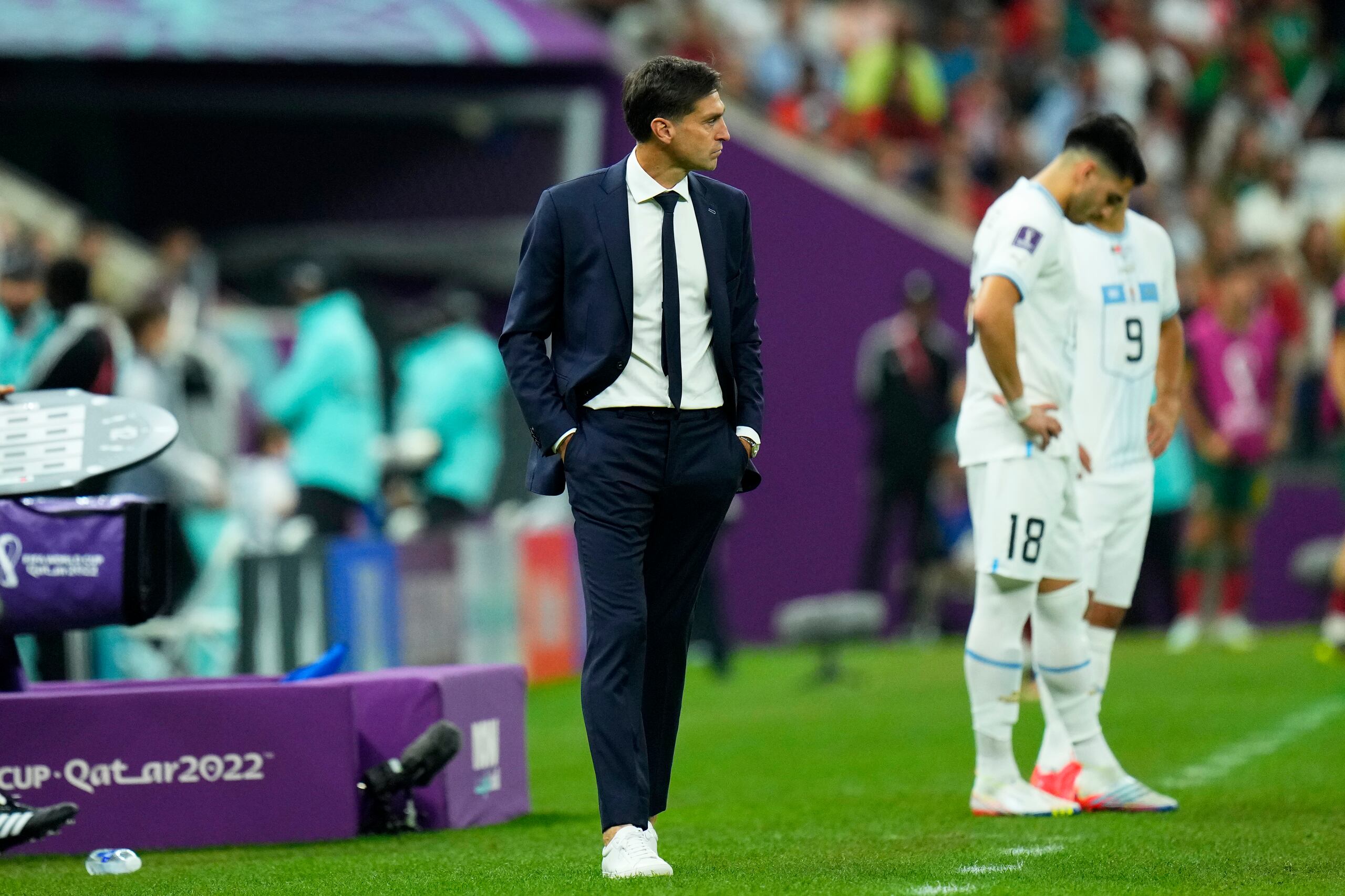 El técnico de Uruguay, Diego Alonso, junto a la línea de banda durante el partido contra Portugal por el grupo H de la Copa Mundial que la selección lusitana terminó ganando 2-0, en el Estadio Lusail, Qatar, el lunes 28 de noviembre de 2022. (AP Foto/Petr David Josek)