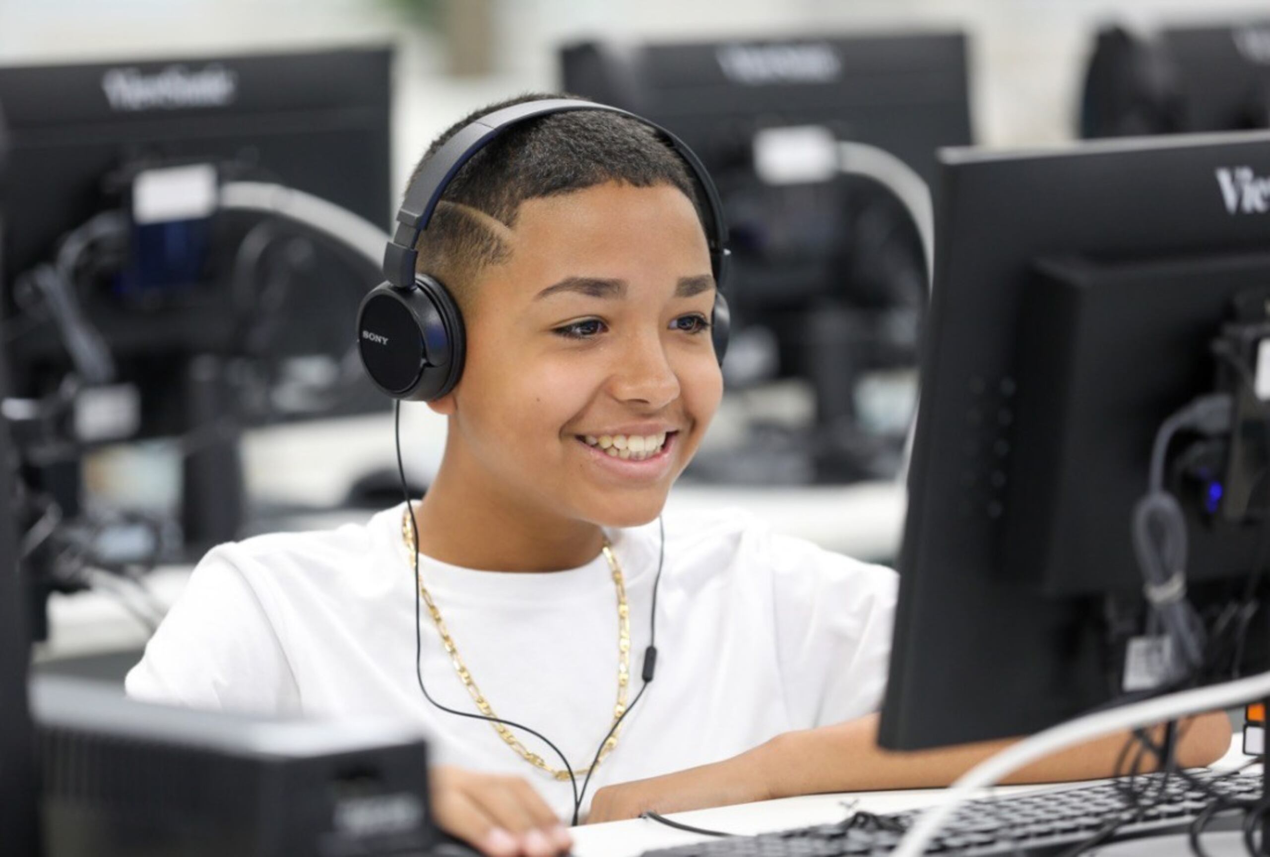 Carlos J. Ricard Oliveras, estudiante del Taller II de la escuela Manuel Elzaburu y Vizcarrondo, ubicada dentro del residencial Las Margaritas, en Cantera, estrena una de las computadoras.