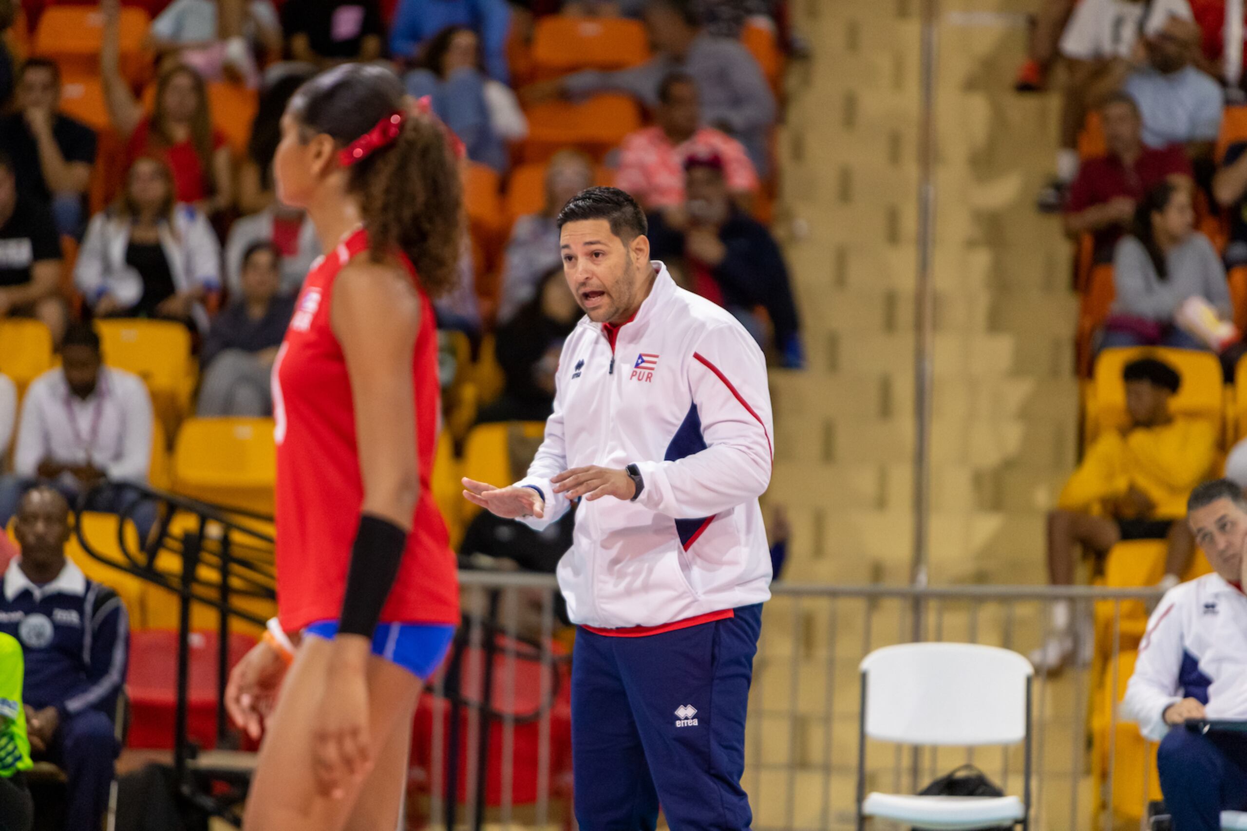 Eduardo Galarza ofrece instrucciones durante la acción del primer partido de Puerto Rico en la Copa Panamericana de Norceca en Juana Díaz.