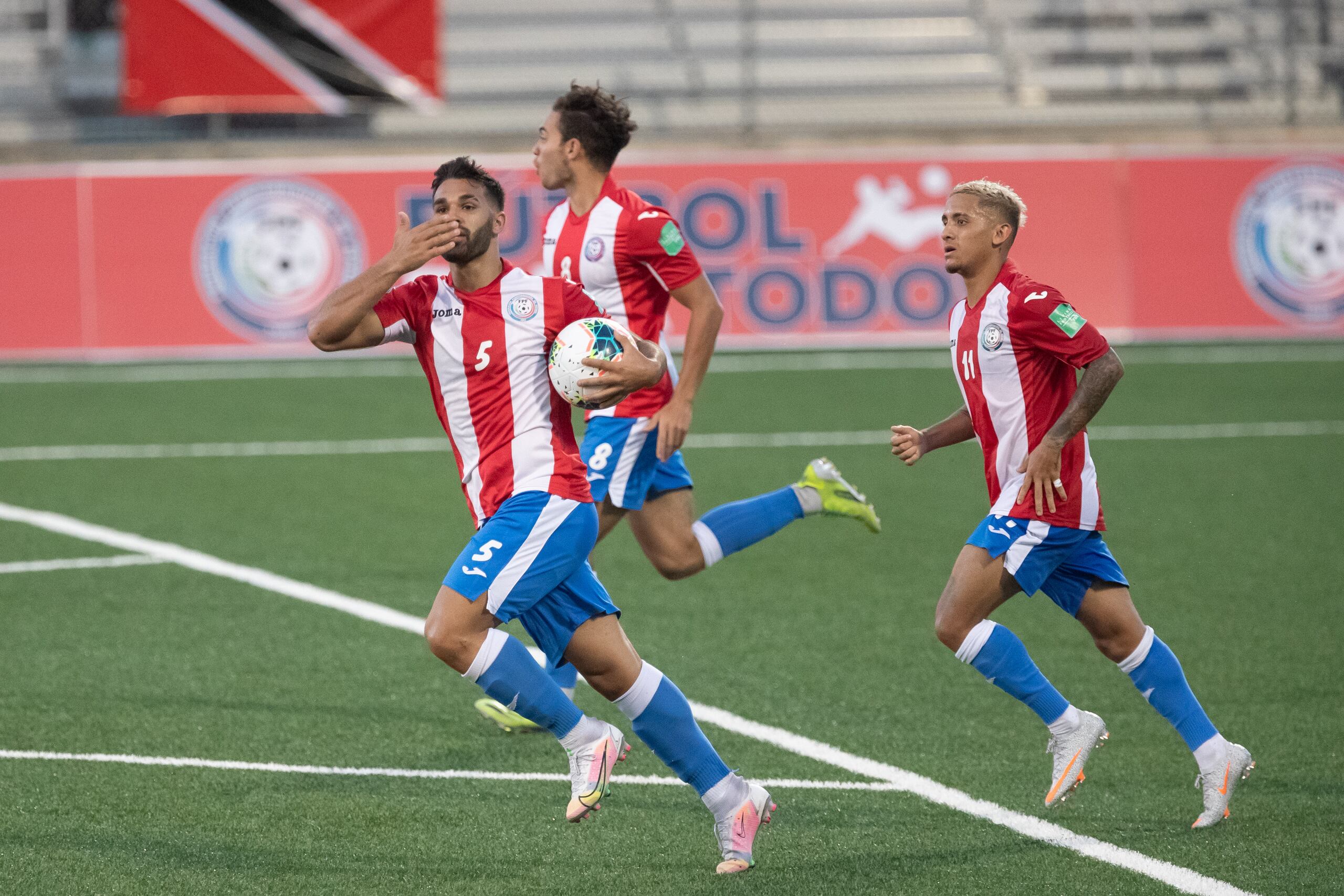 Ricardo Rivera (5) , autor del gol que le dio a Puerto Rico un empate ante Trinidad y Tobago, celebra tirando besos al publico.