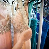 Empieza entrega de vestidos de “San Juan Te Viste Pa’l Prom”