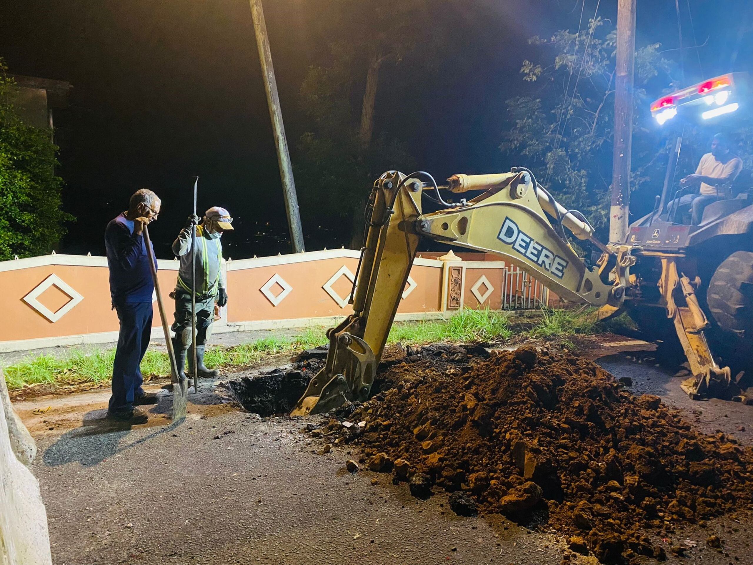 Trabajos en Corozal para reparar el sistema de agua potable.