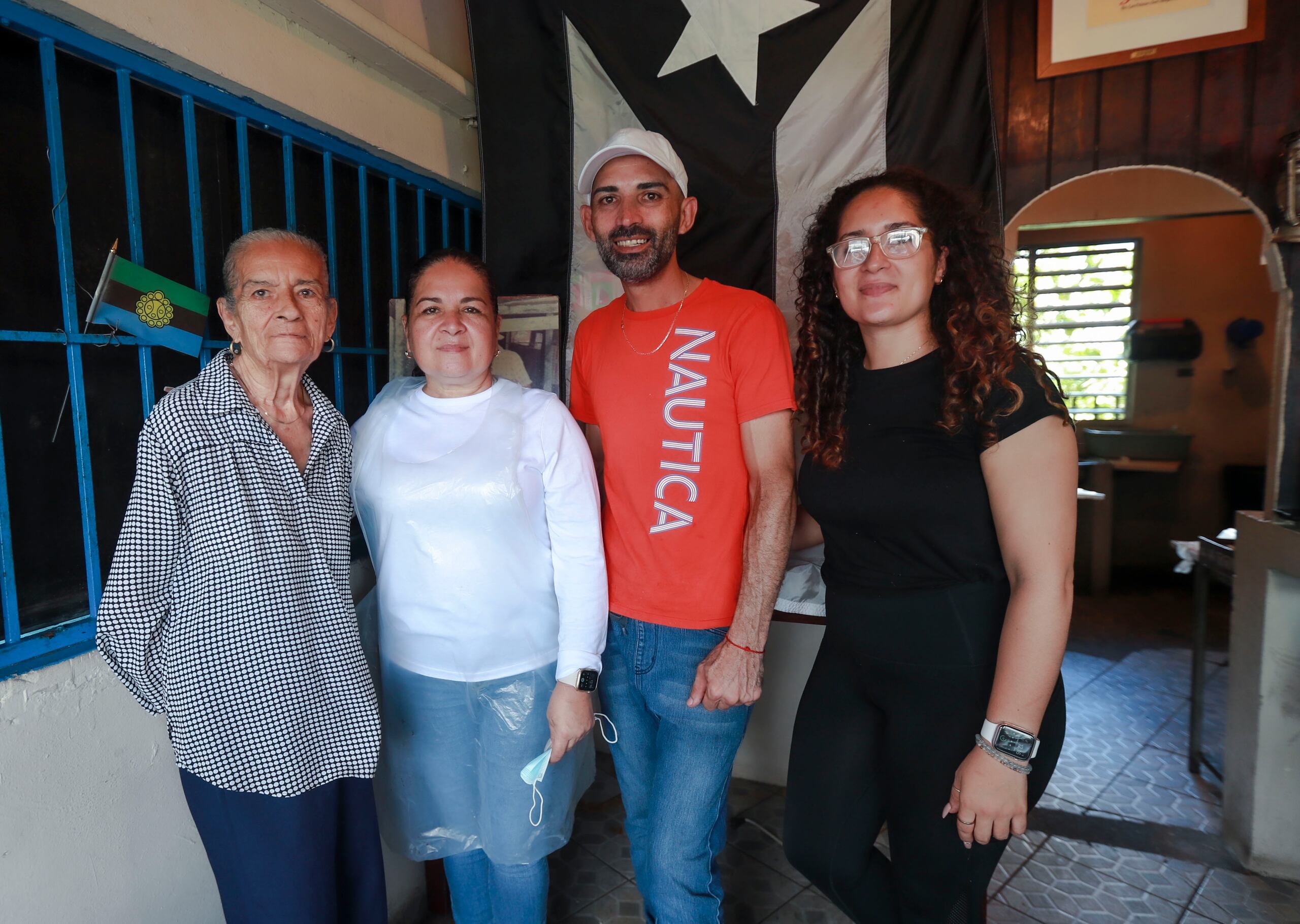 La Casita de Dona Flor ya reúne tres generaciones del negocio que comenzó doña Flor González y continúan su hija Madeline Montero y su hijo Jonathan Rivera. Les acmpaña Angélica Bergollo.