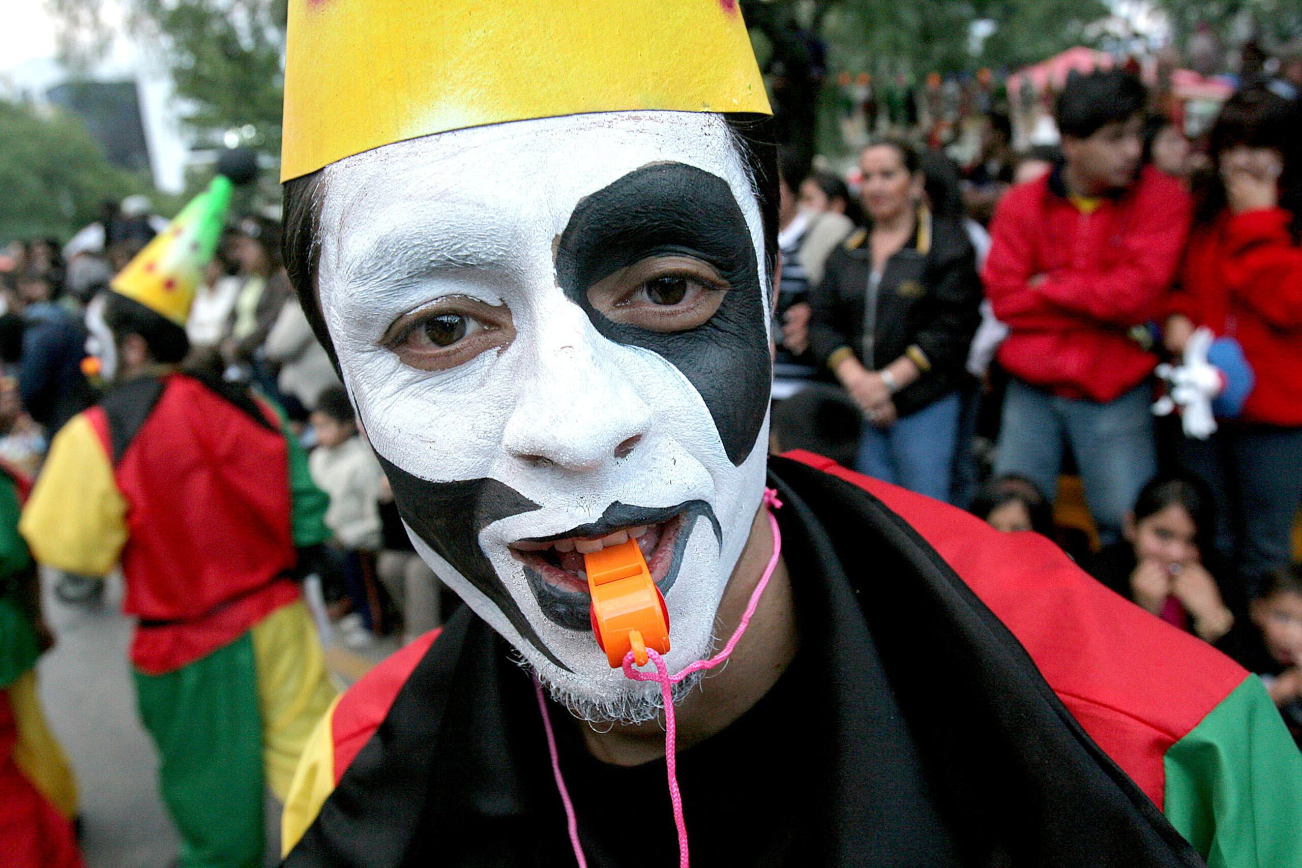 En la Edad Media, la celebración se fusionó con un rito pagano conocido como la “fiesta de los locos” y que era celebrado en los días comprendidos entre Navidad y Año Nuevo.