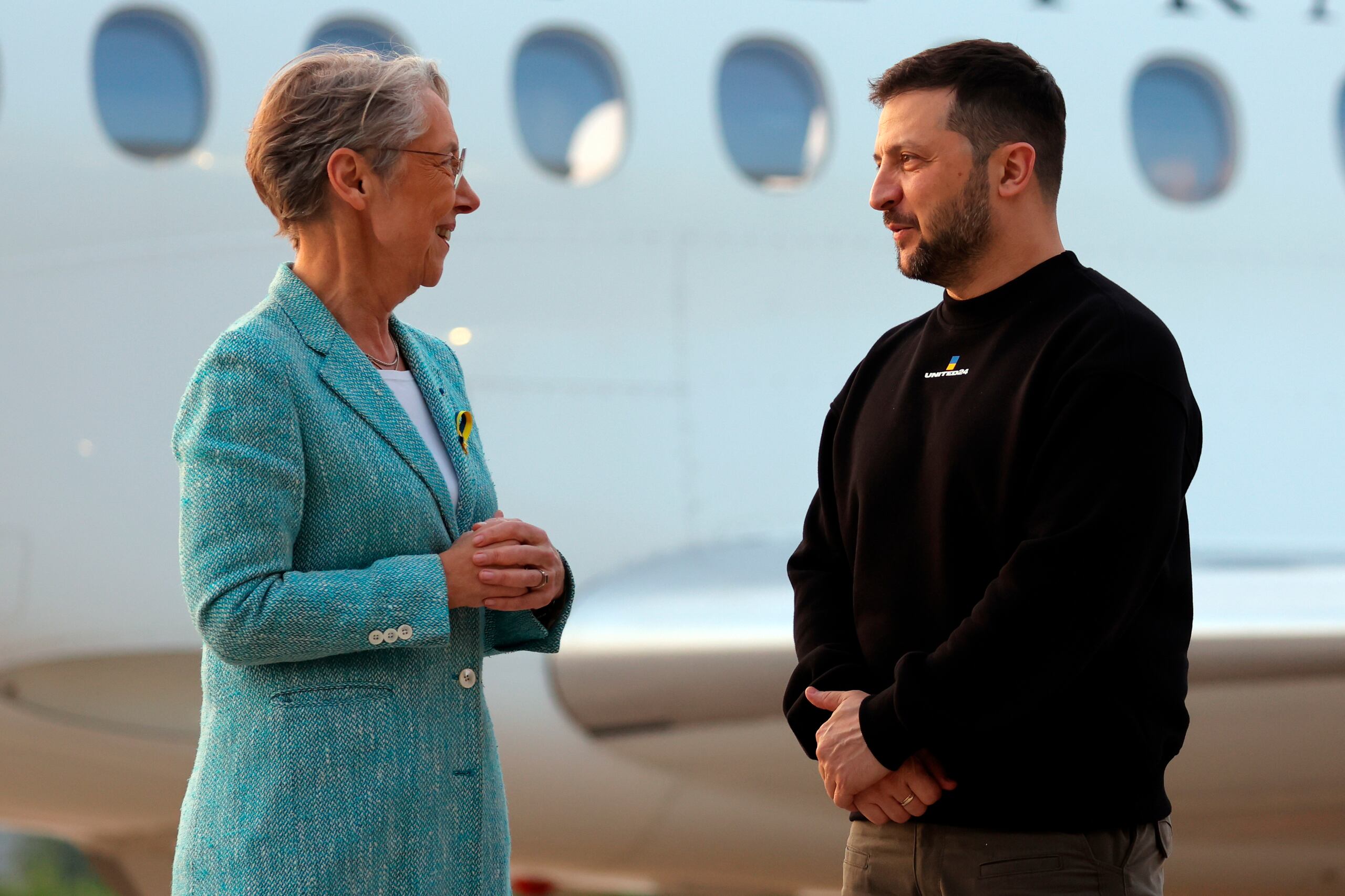 El presidente ucraniano Volodymyr Zelenskyy es recibido por la primera ministra francesa Elisabeth Borne en la Base Aérea Villacoublay, al sudoeste de París, el 14 de mayo de 2023. (Thomas Samson, Pool via AP)