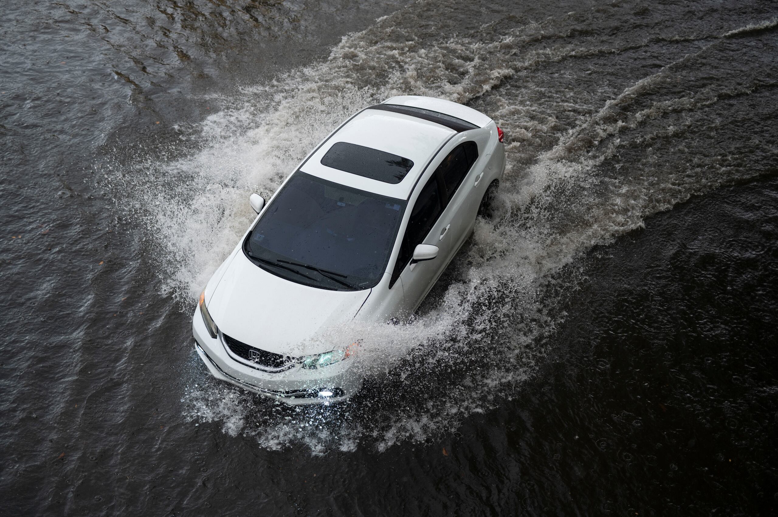 “Date la vuelta, no te ahogues cuando te encuentres con caminos inundados. La mayoría de muertes por inundaciones ocurren en los vehículos. Sea consciente de su entorno y no conduzca en carreteras inundadas”, advirtió el SNM.