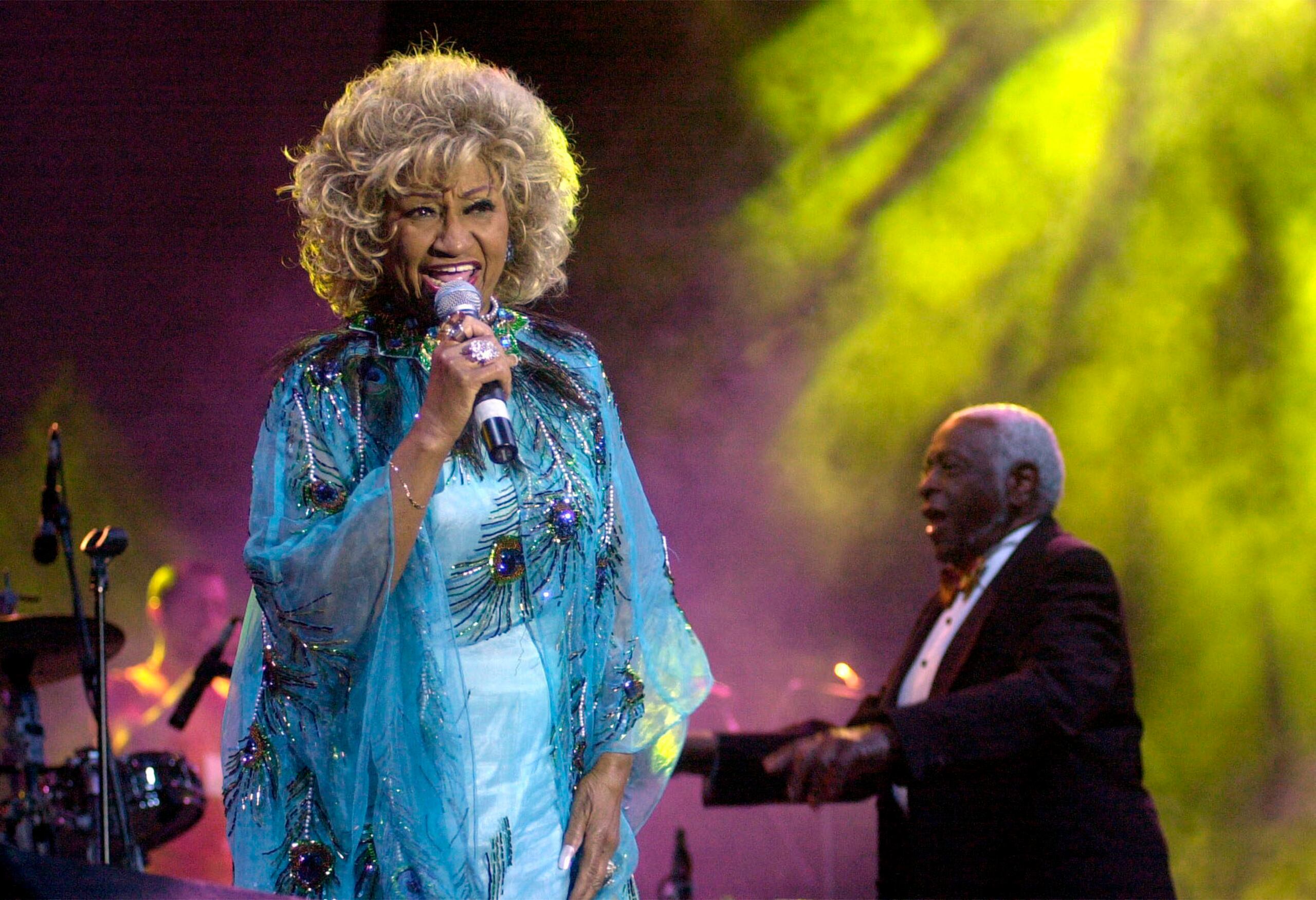 La cantante Celia Cruz, reina de la salsa falleció el 16 de julio de 2003.