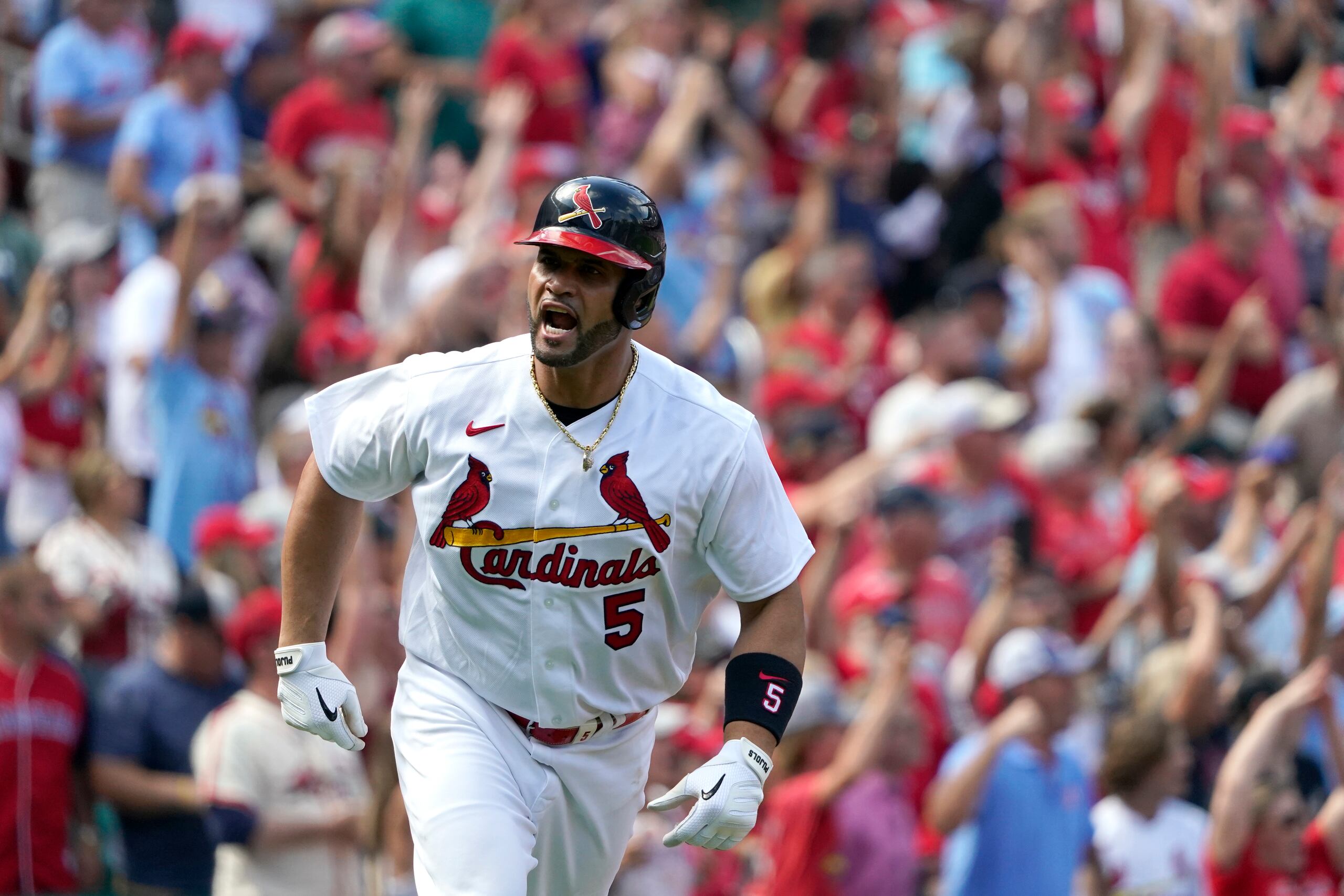 Albert Pujols reacciona luego de batear un cuadrangular de tres carreras en la octava entrada.