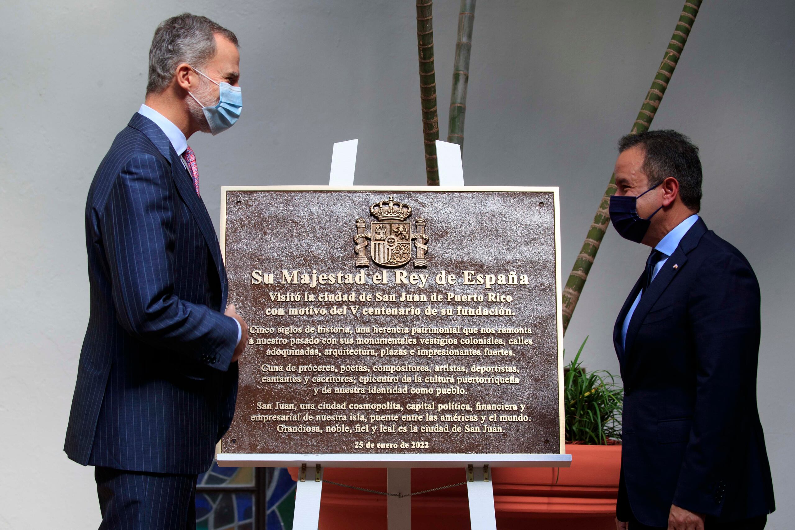 El rey Felipe VI junto al alcalde de San Juan, Miguel Romero.