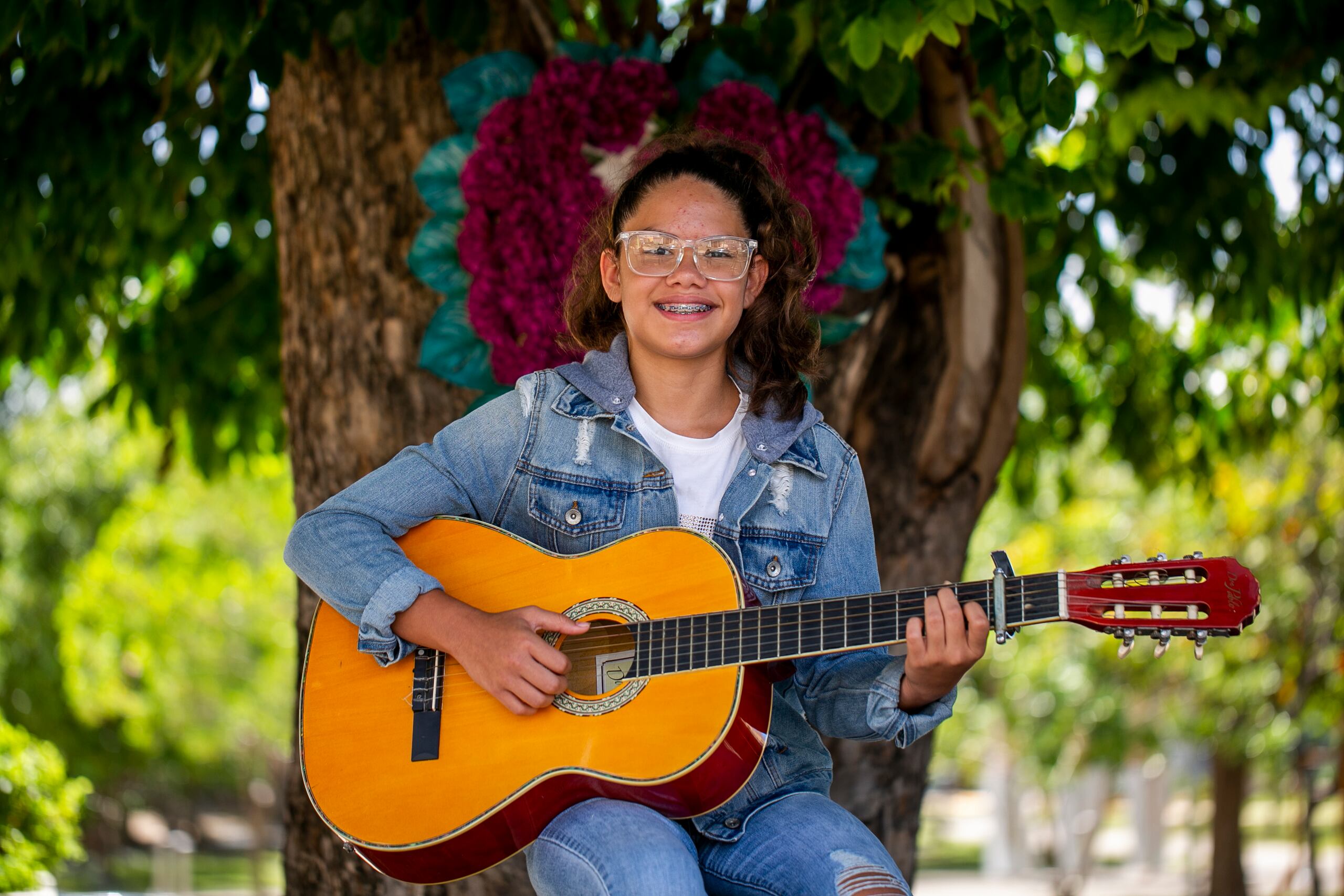 Además de la guitarra, Dorián, a quien le suele llegar la musa antes de dormir, toca piano, guitarra, ukulele, flauta y percusión menor.