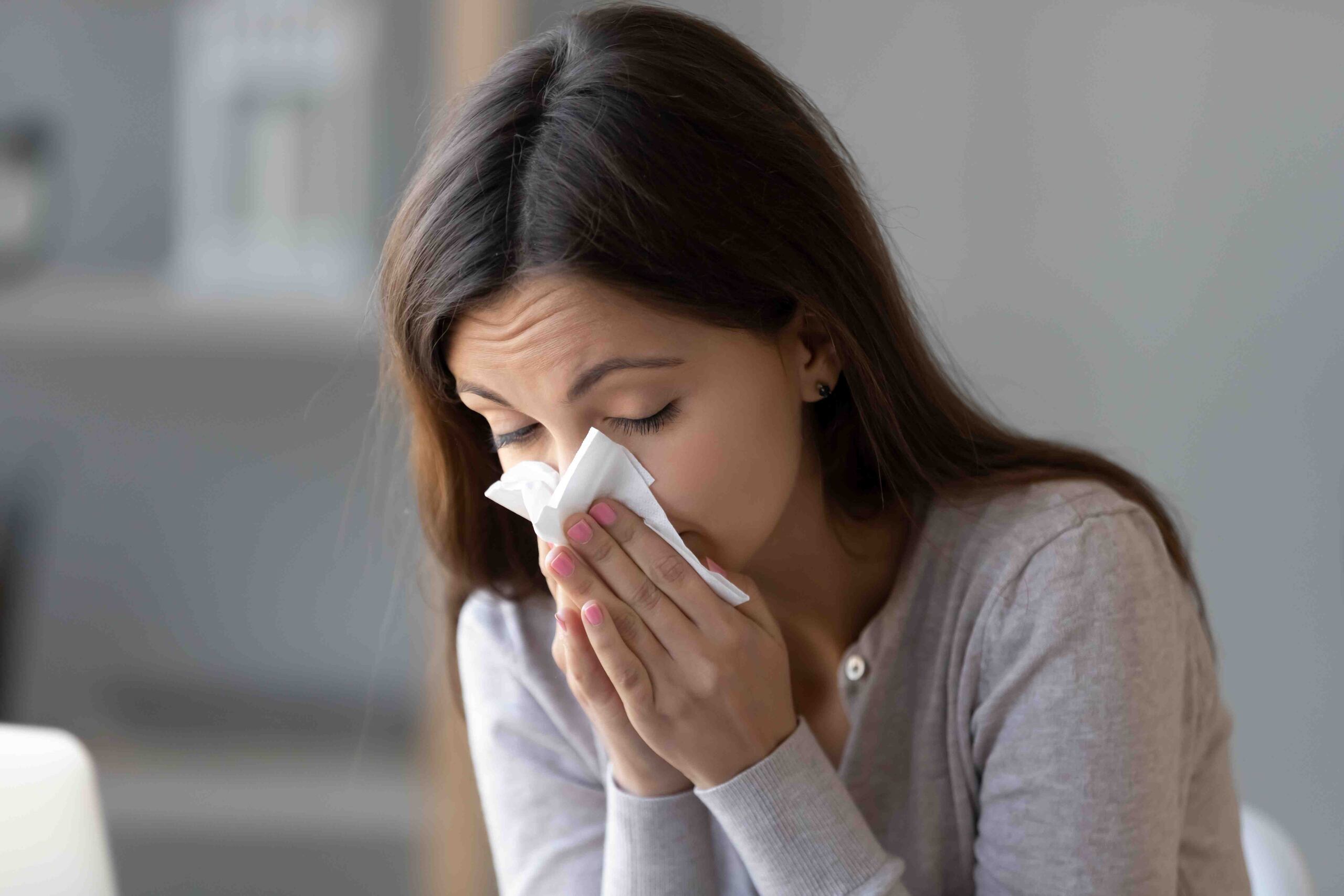 La mejor manera para reconocer un catarro común, y no asociarlo con otra condición, es que este comienza con el síntoma de irritación ocular y congestión nasal con abundante secreción.