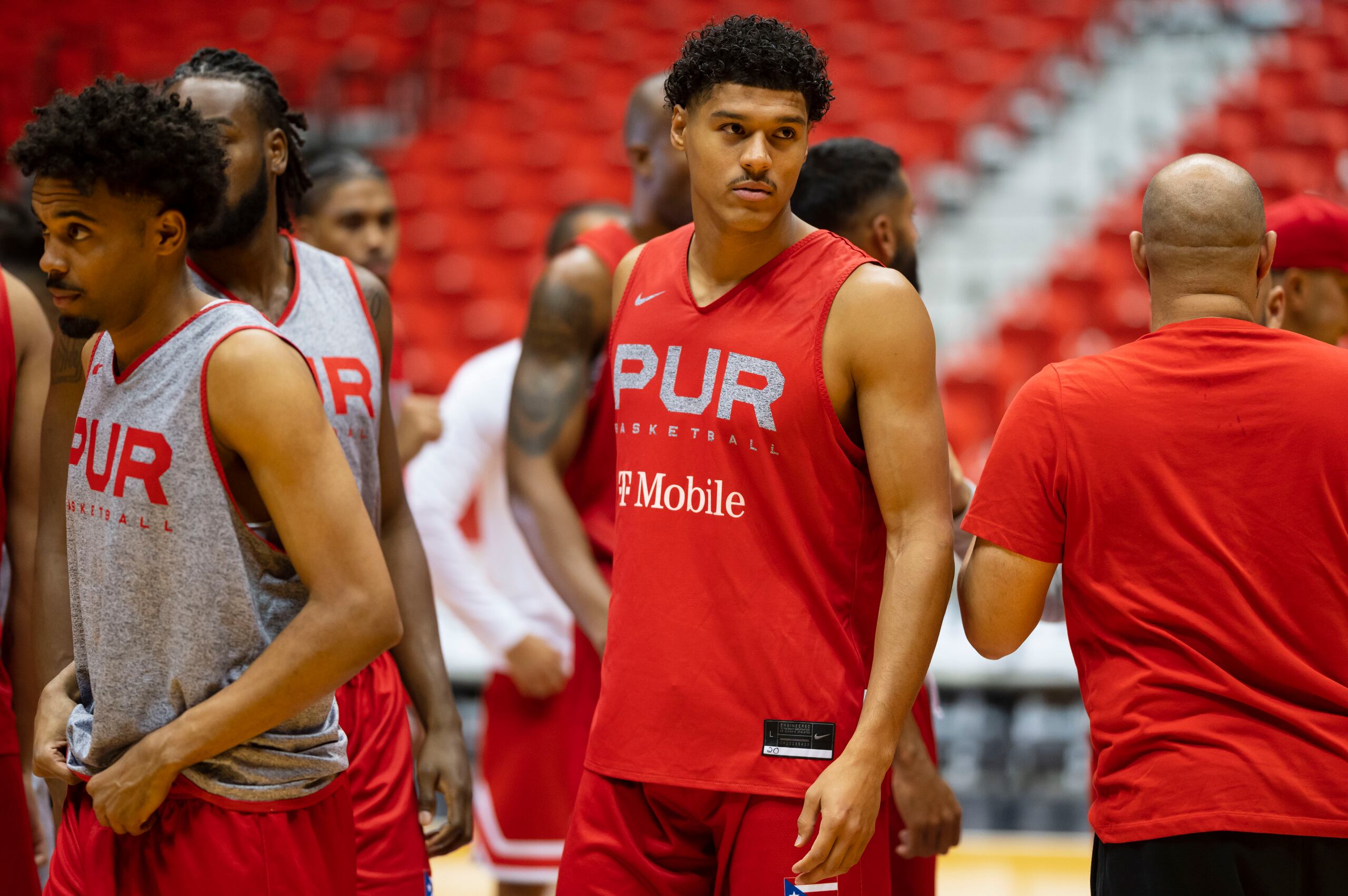 Jordan Cintrón, al centro, es uno de muchos canasteros que debutarán en el uniforme de Puerto Rico este jueves.