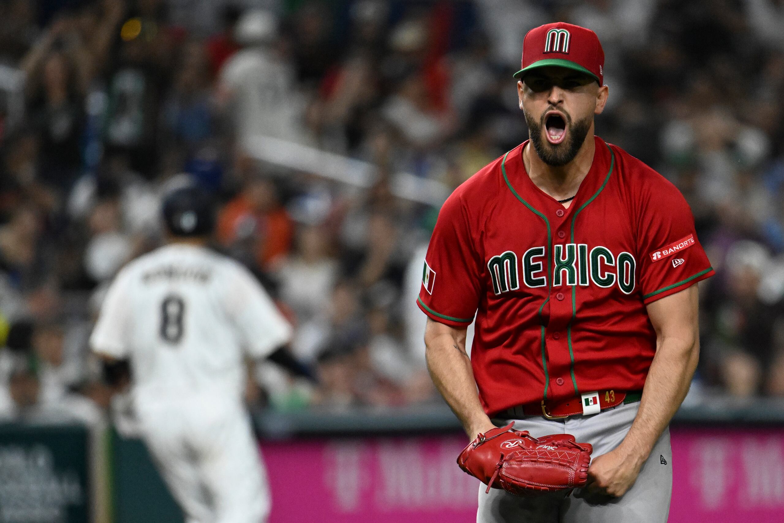 Patrick Sandoval abanicó a seis bateadores japoneses en el juego semifinal del lunes.