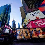 Times Square da los toques finales para su tradicional despedida de año