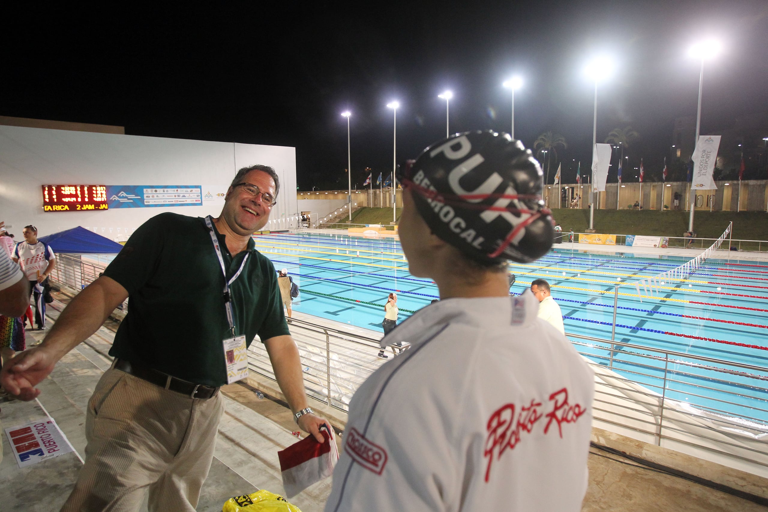 Carlos Berrocal, aquí instante antes de abrazar a su hija Alana Berrocal tras su hija ganar una medalla en los Juegos Centroamericanos y del Caribe Mayagüez 2010 estuvo a centésimas de un segundo de ganar una medalla olímpica en Montreal 1976.