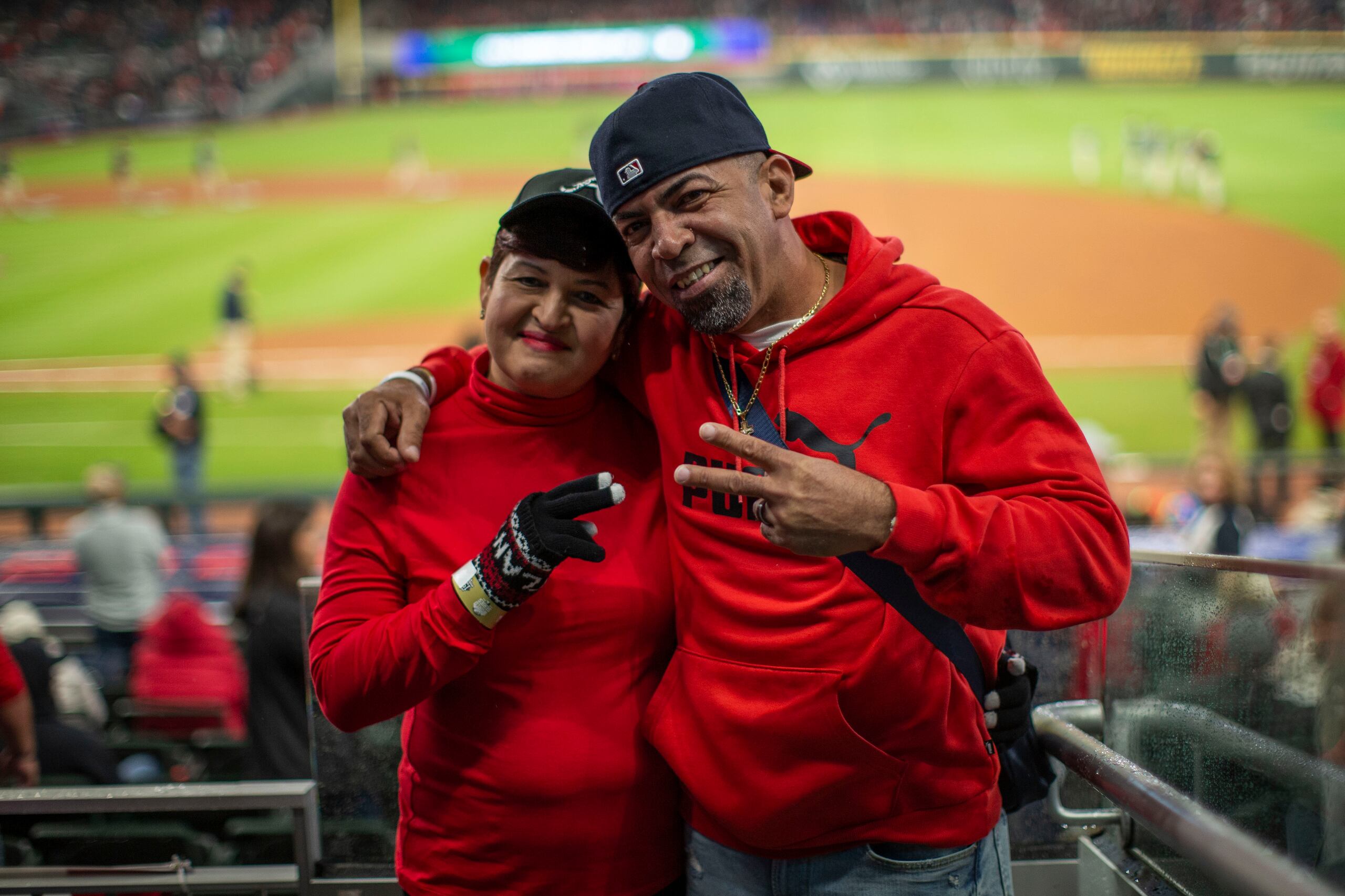 Eddie Rosario, padre, y María Haddock viven unos días de ensueño con el desempeño de su hijo durante estos playoffs con los Braves Atlanta.