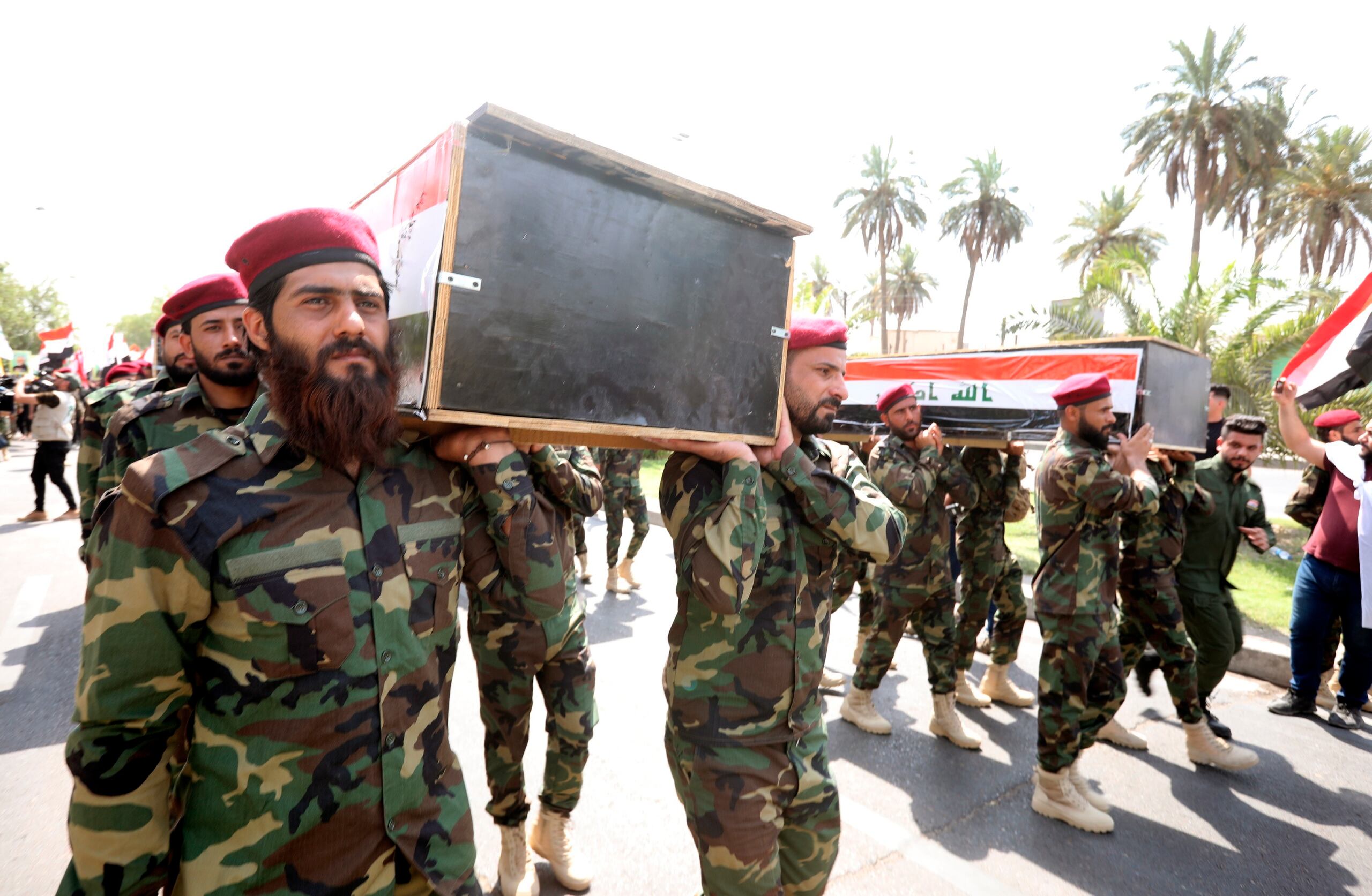 Los participantes en el funeral portaron cuatro ataúdes cubiertos con la bandera iraquí y fotos de las víctimas, y otra del difunto número dos de la Multitud Popular, Abu Mahdi al Mohandes, asesinado en un bombardeo selectivo de EE.UU. junto al comandante iraní Qasem Soleimaní a principios de 2020.