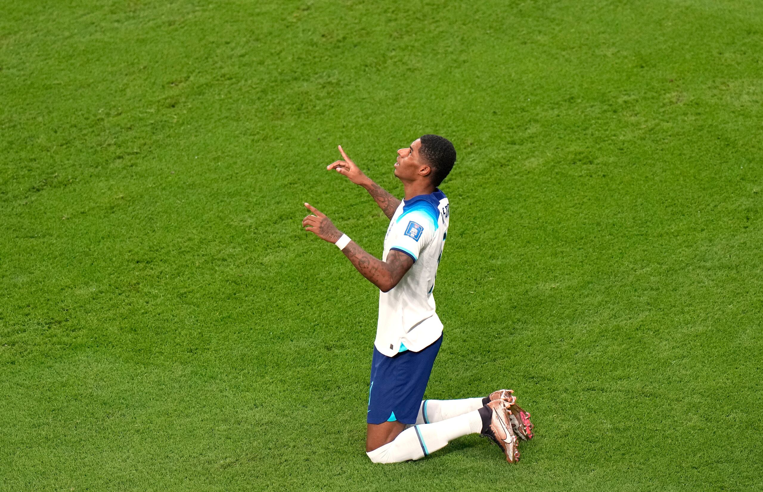 Marcus Rashford, de Inglaterra, da gracias luego de su primero de dos goles ante Gales que avanzó este martes a su país a los octavos de final de Qatar 2022 como líder del Grupo B.