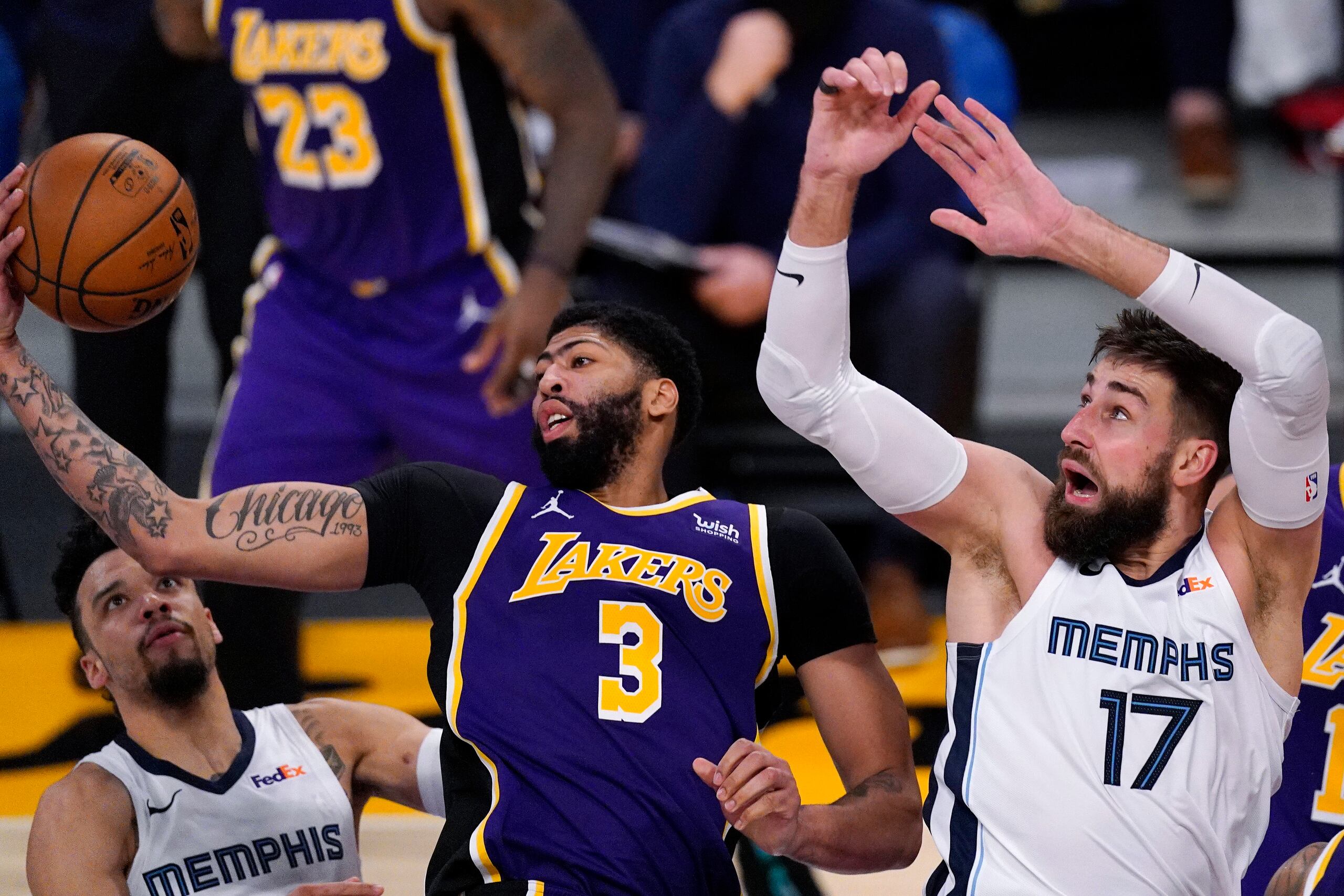 Anthony Davis, con el balón, encabezó el ataque de los Lakers con 35 puntos en la victoria ante los Grizzlies.