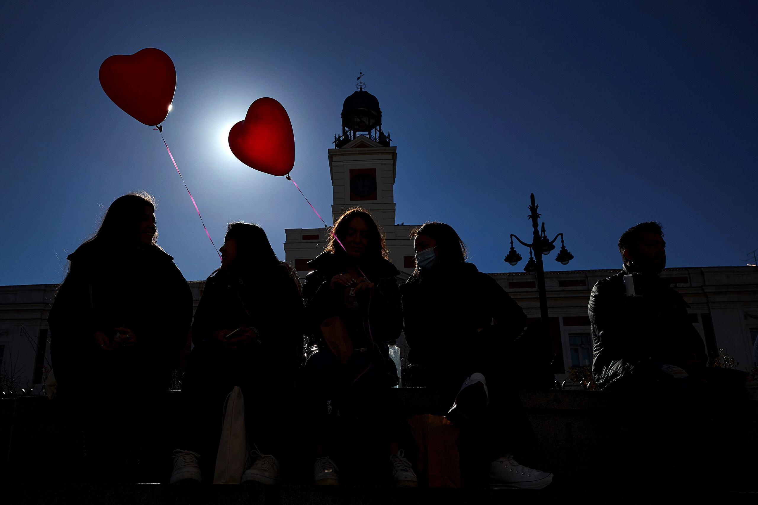 Al menos 24,000 enamorados cayeron en 2021 en alguna de estas modalidades en Estados Unidos (EFE / Miguel Osés)