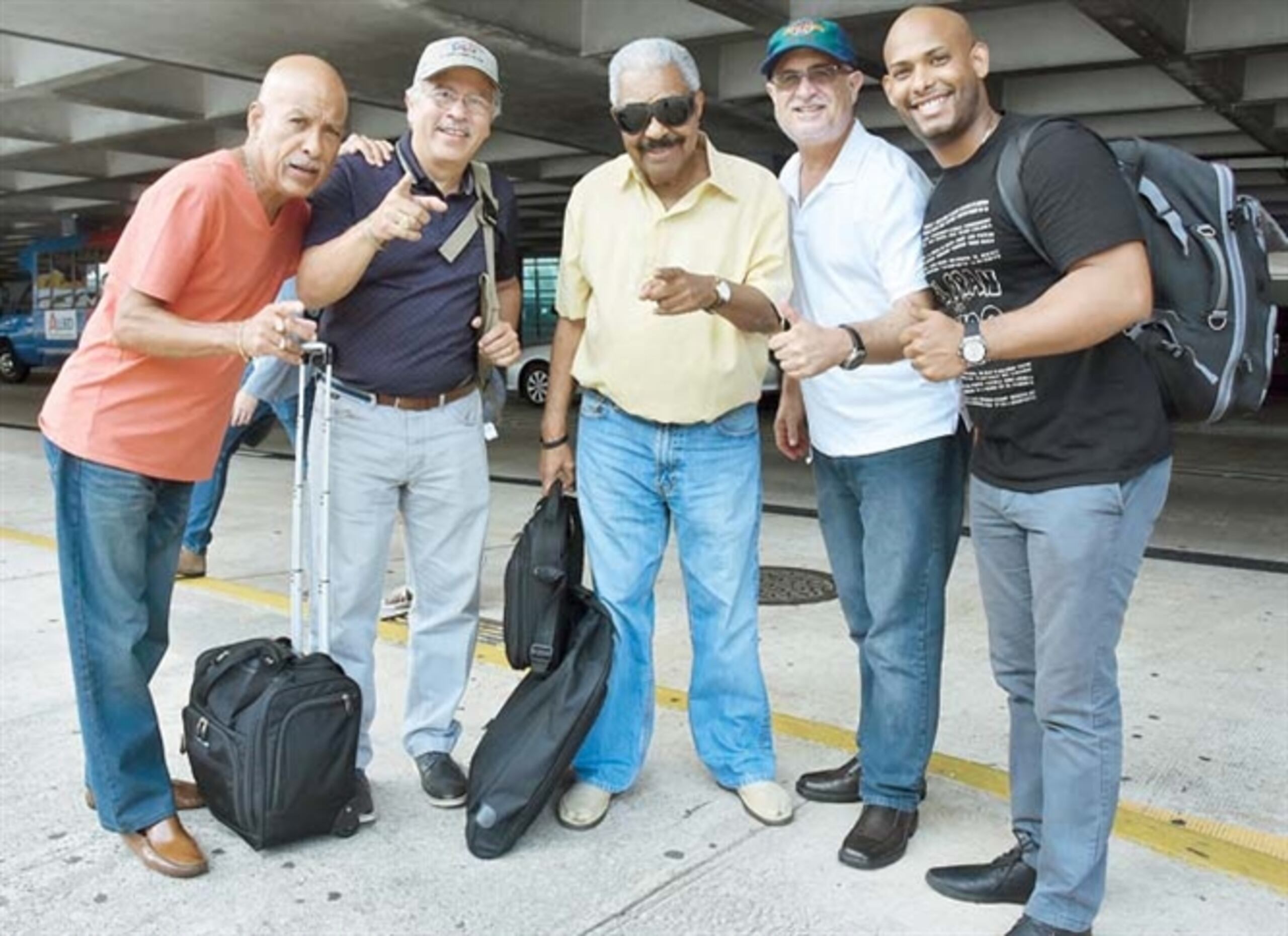 En el aeropuerto sorprendimos a los muchachos de El Gran Combo. (Para Primera Hora / Alfredo Rolón)