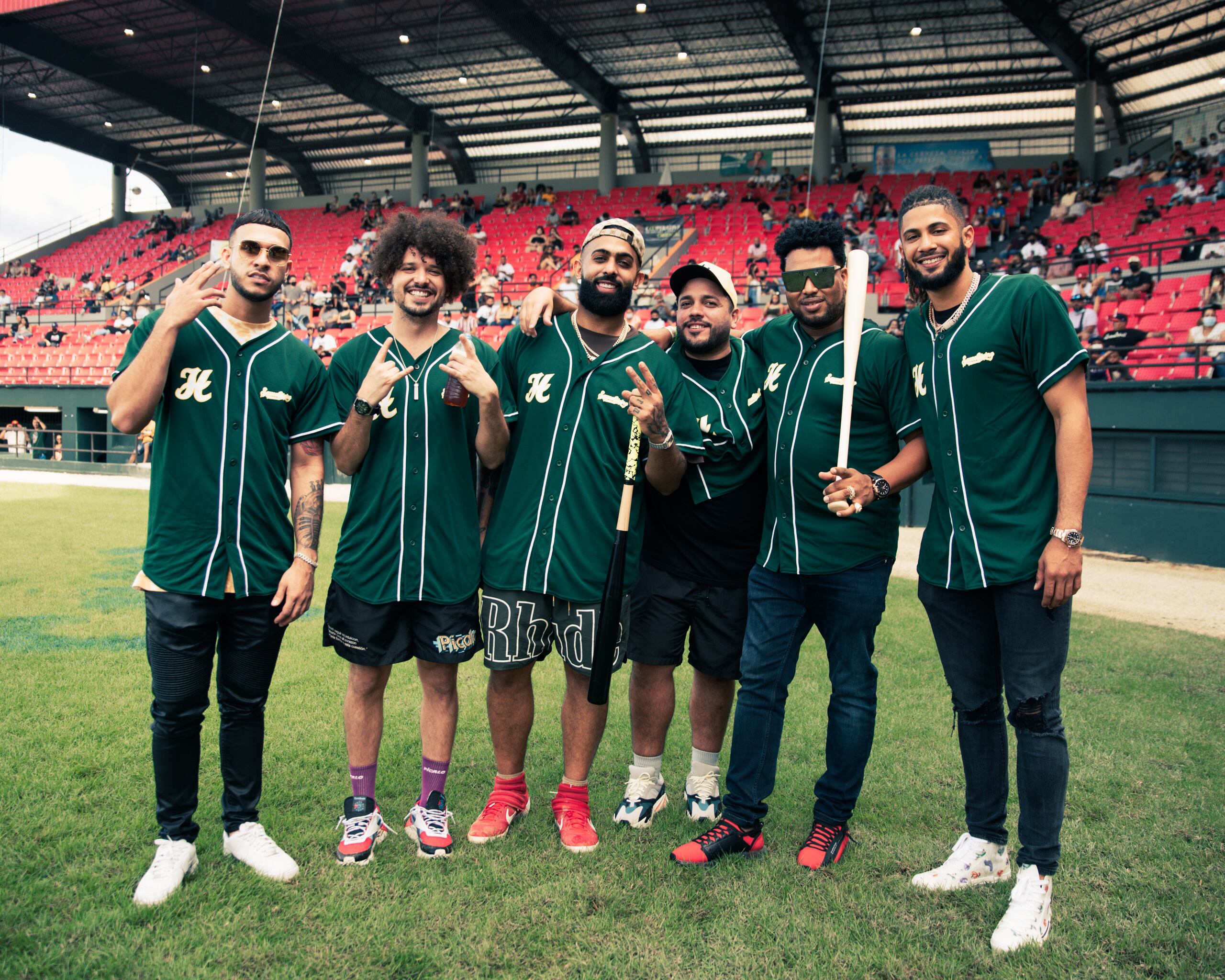 El artista puertorriqueño Eladio Carrión organizó un reparto de almuerzo a más de mil personas y un juego de softball con celebridades de la talla de Miky Woodz, Lyanno y PJ sin Suela en su natal Humaco.