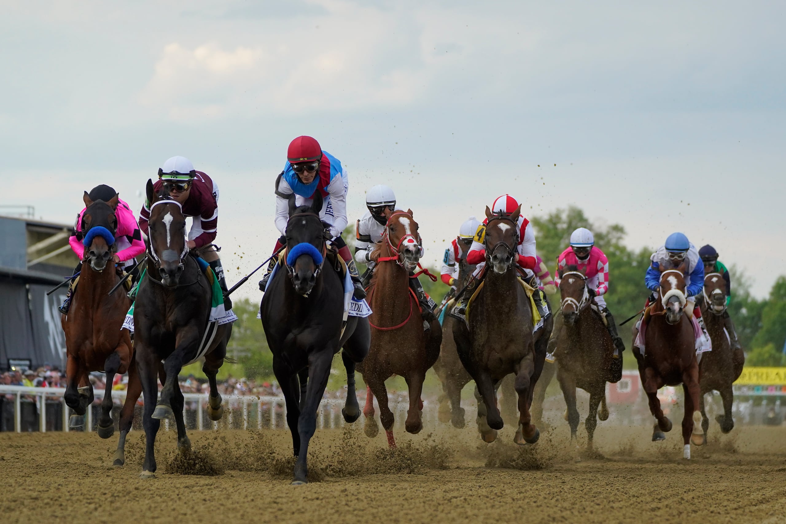 John Velazquez, sobre Medina Spirit, al centro de esta estampida, ganaron el año pasado el Kentucky Derby. El resultado, sin embargo, les fue retirado la semana pasada debido a un caso de dopaje del ejemplar.