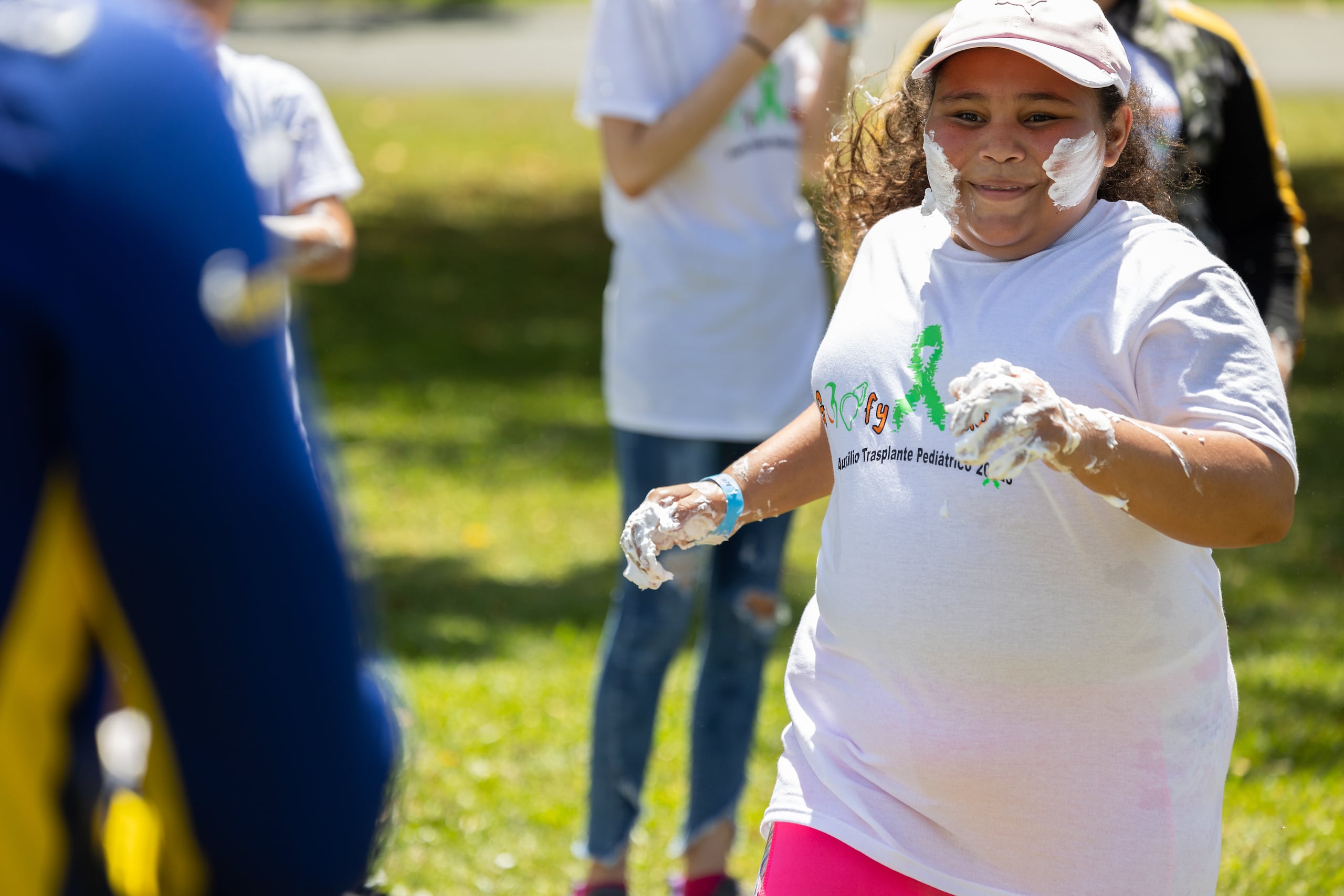 Alondra Trinidad corre para huir del ataque con crema de afeitar que se efectuó. 