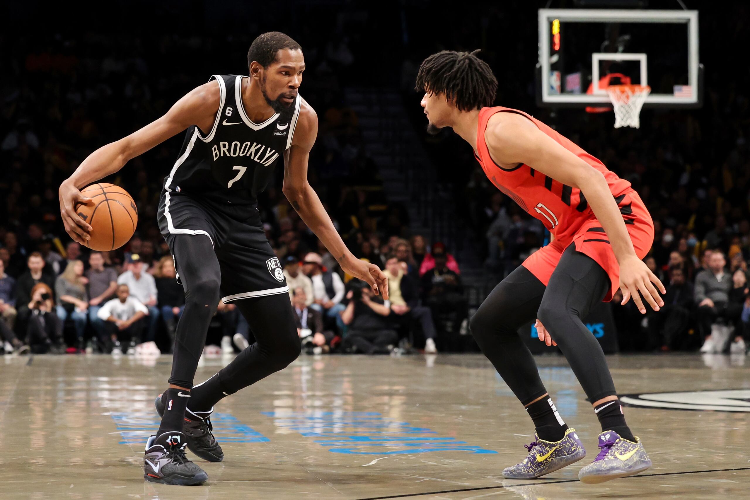 El alero de los Nets de Brooklyn Kevin Durant regatea el balón mientras lo defiende el escolta de los Trail Blazers de Portland Shaedon Sharpe en el encuentro del domingo 27 de noviembre del 2022. (AP Foto/Jessie Alcheh)