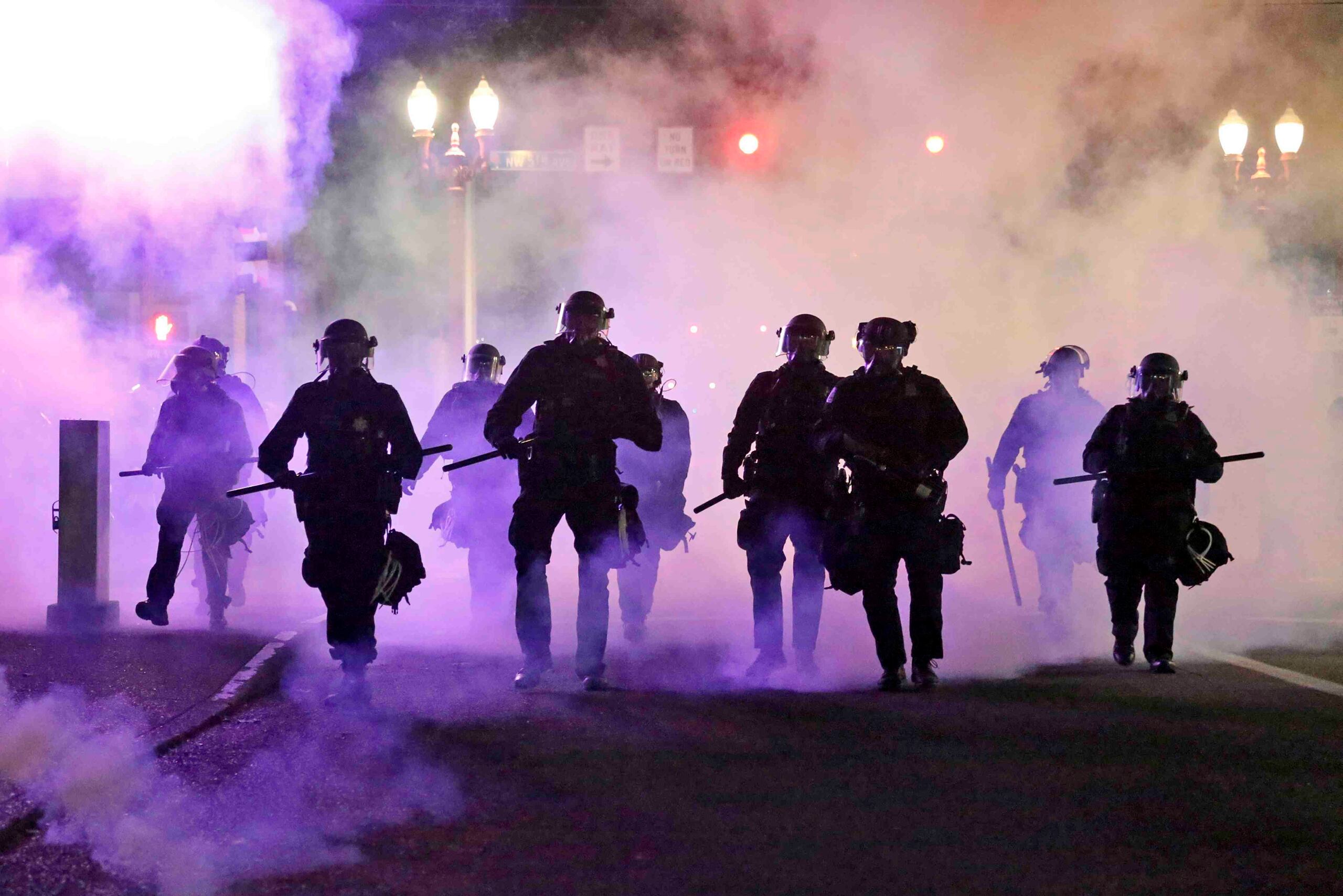 La policía lanzando gases lacrimógenos en Portland, Oregon. (AP)